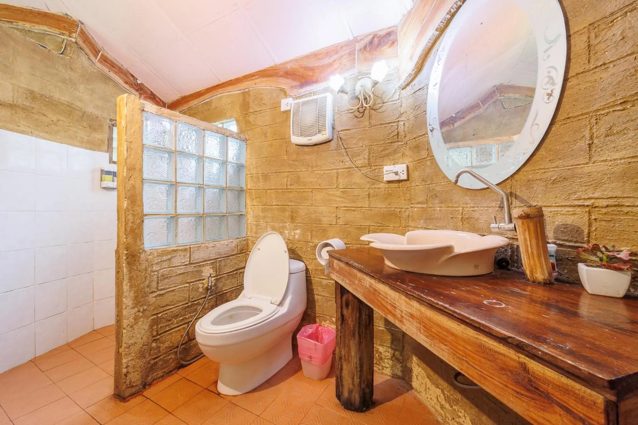 Shower in Baandin Chiewlarn