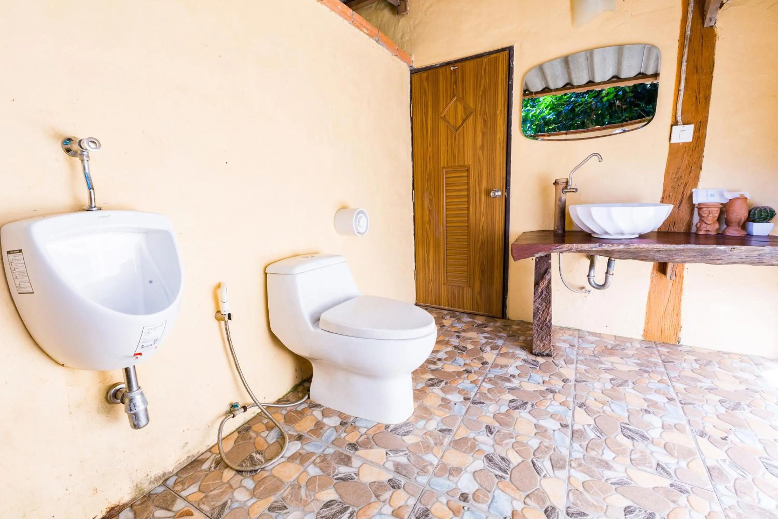 Toilet in Baandin Chiewlarn