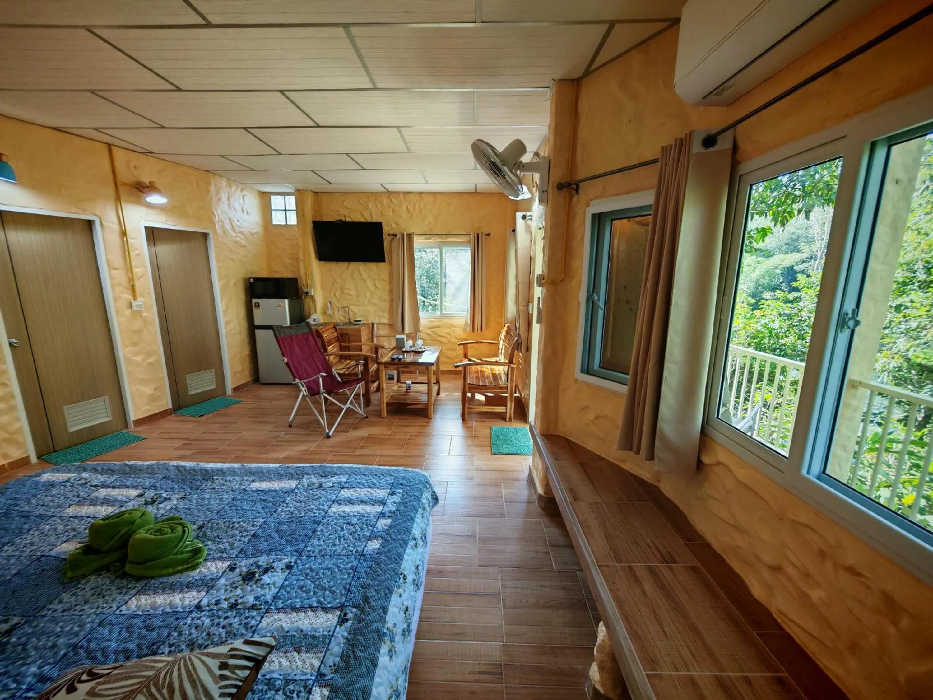 Communal lounge/ TV room in Baandin Chiewlarn