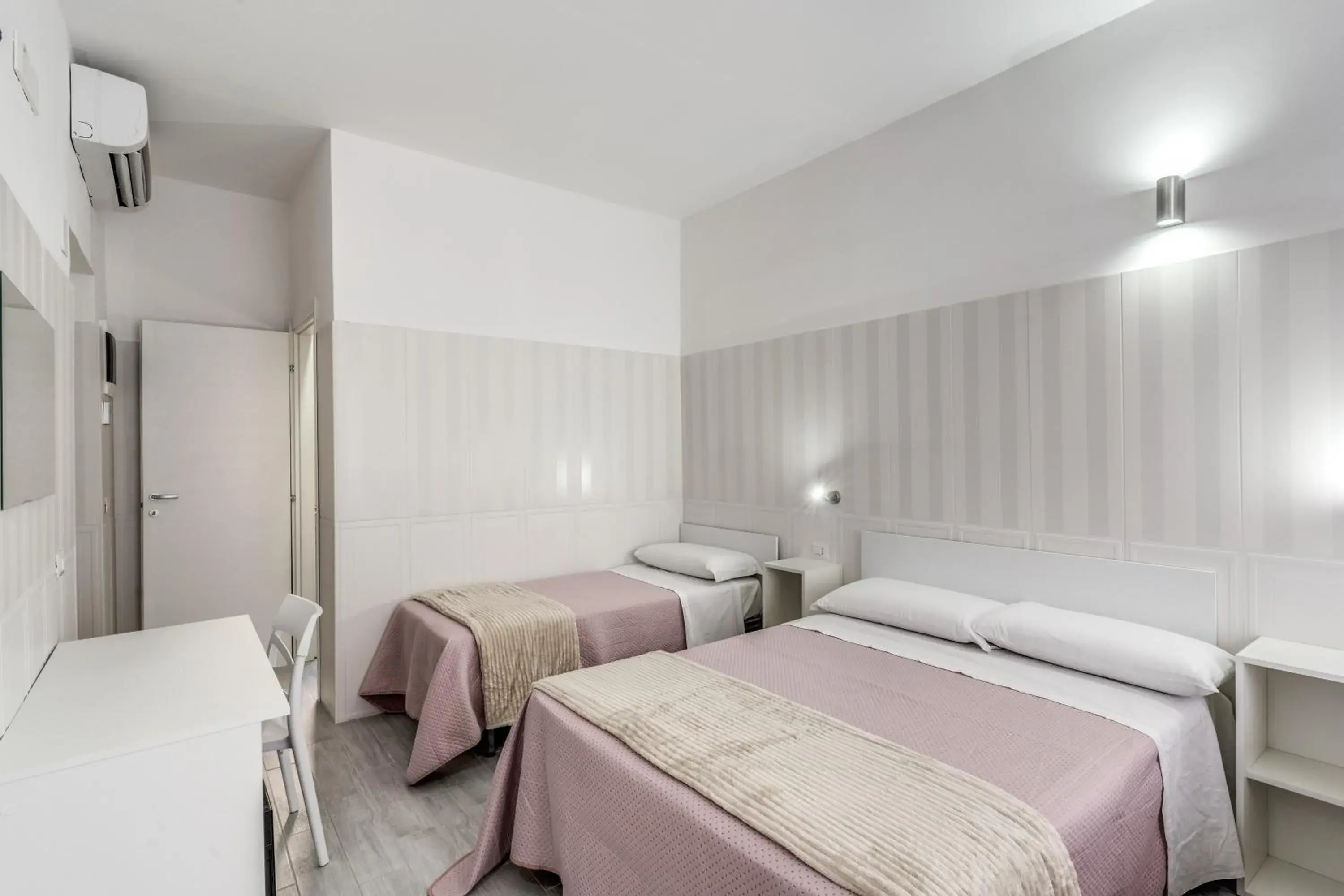 Triple Room in AltaDomus Roma Triple Room in AltaDomus Roma