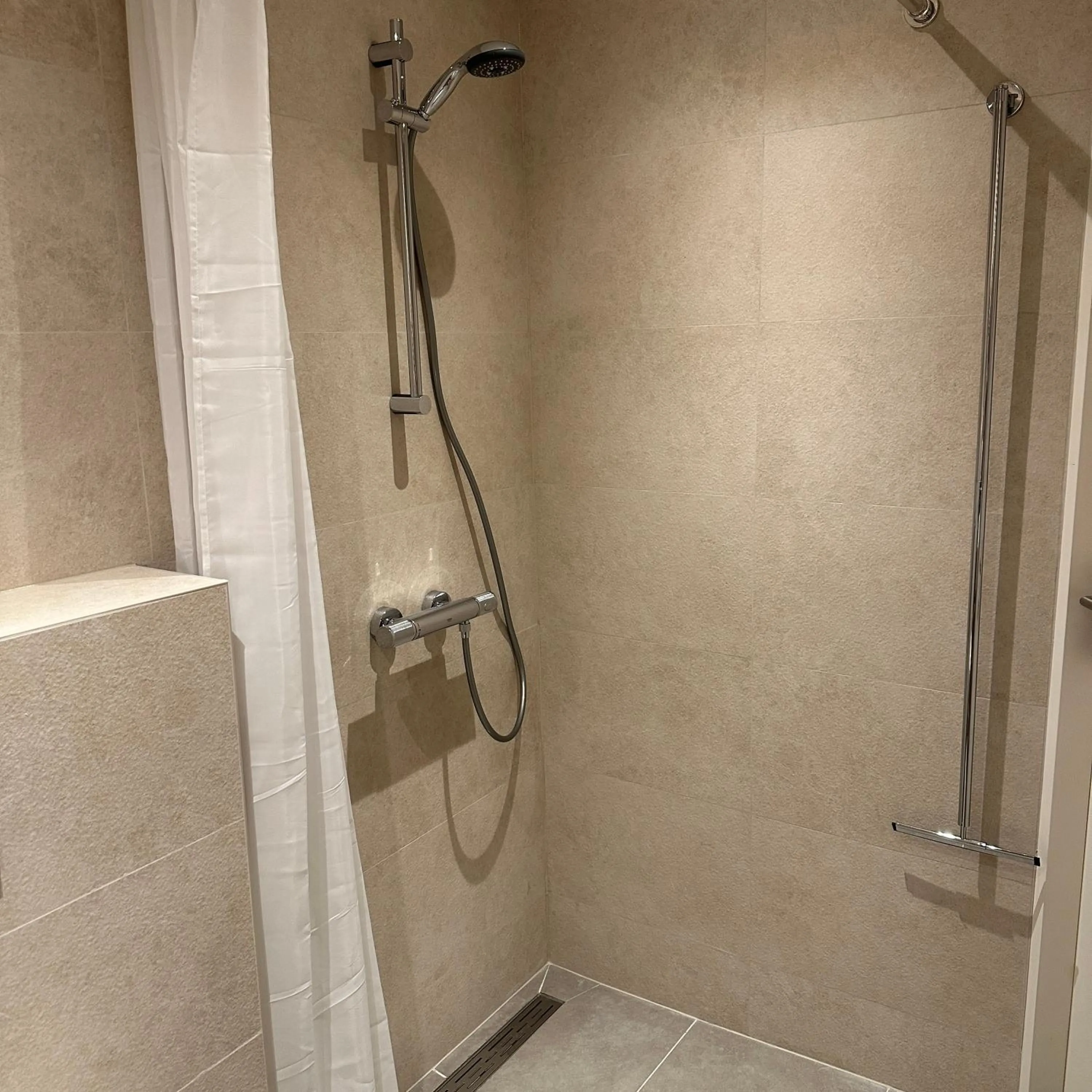 Shower in Hotel Grand Canal