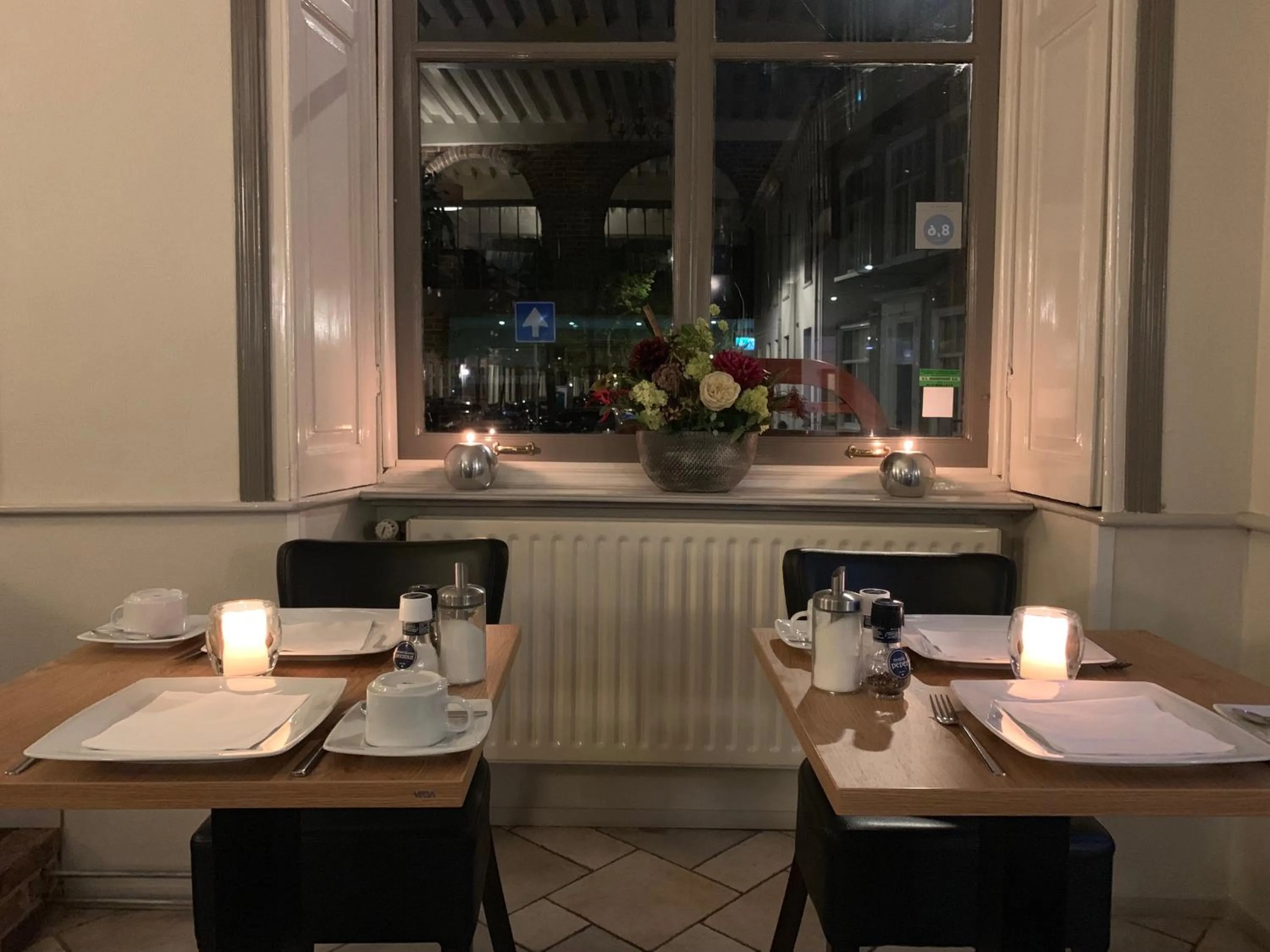 Restaurant/places to eat in Hotel Grand Canal