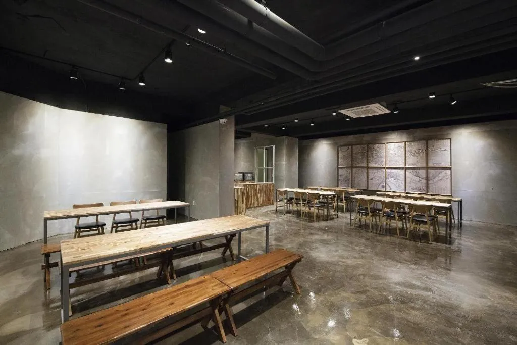 Restaurant/places to eat in Hotel Gray