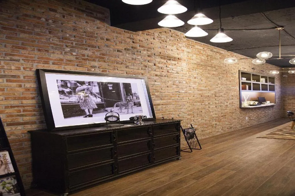 Communal lounge/ TV room in Hotel Gray