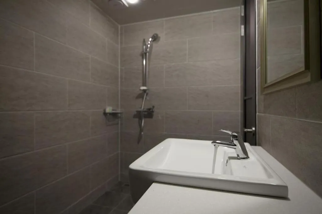 Shower in Hotel Gray