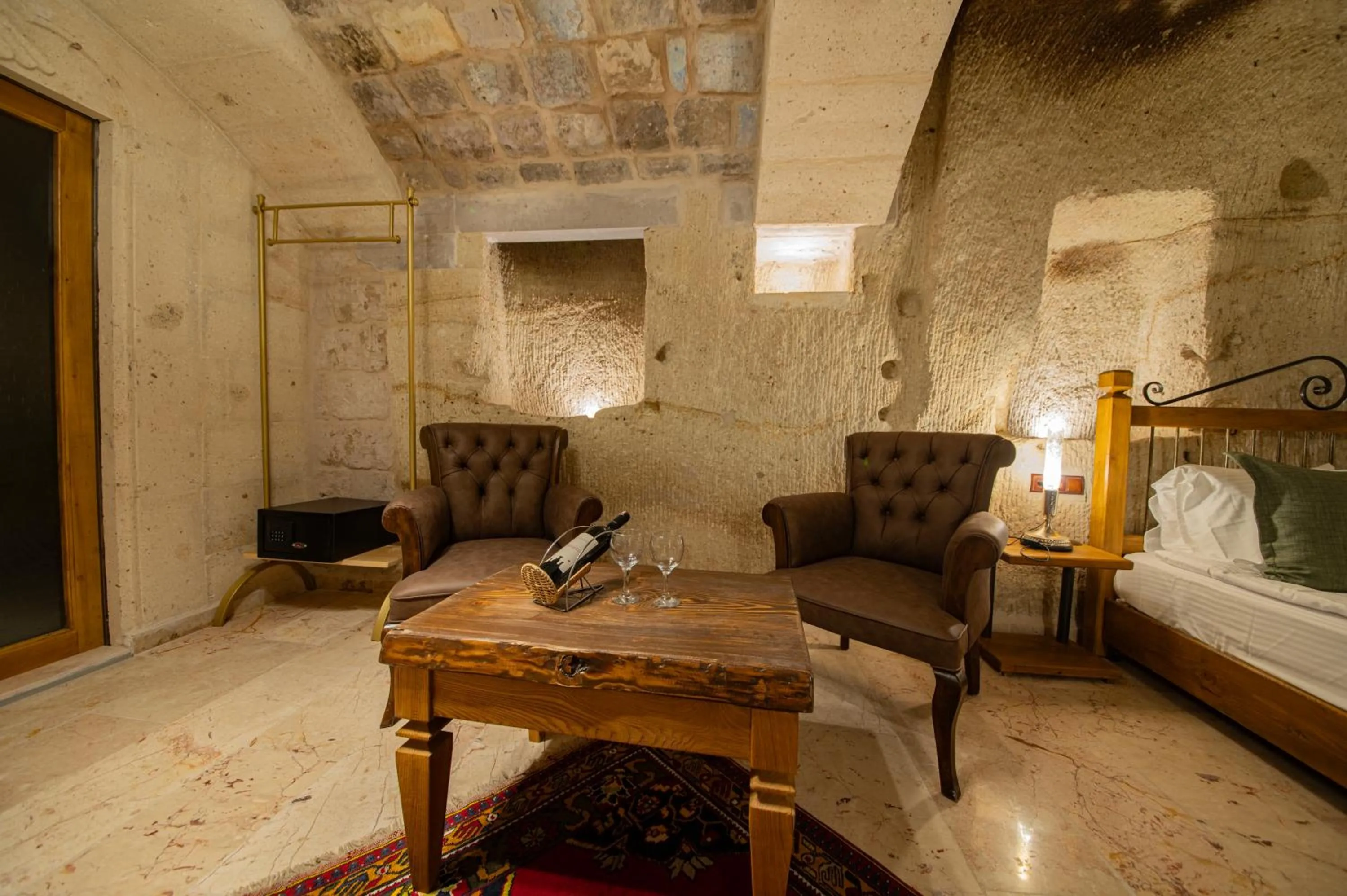 Seating area, Bed in Ares Cave Suites