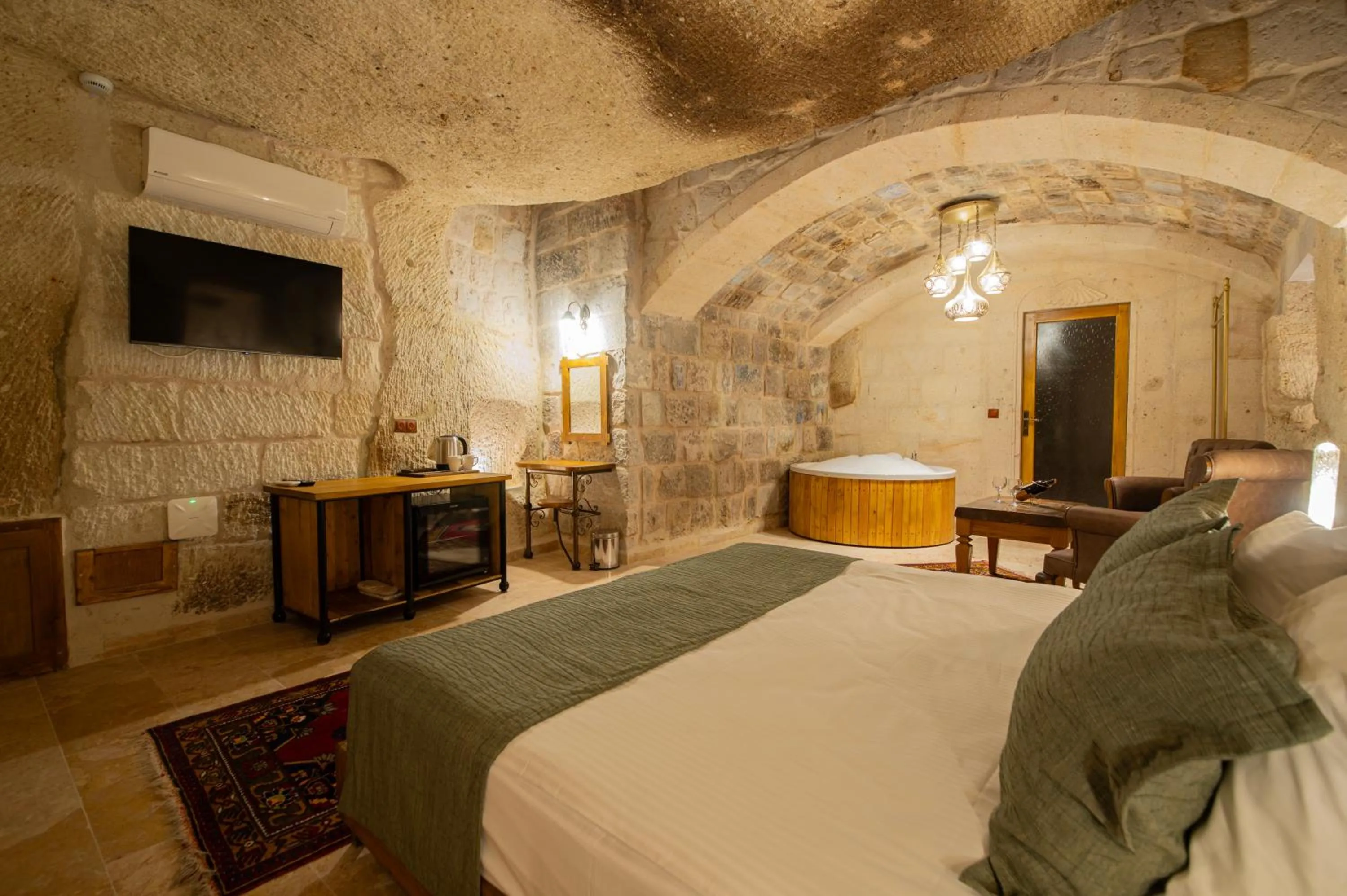 Photo of the whole room, Bed in Ares Cave Suites
