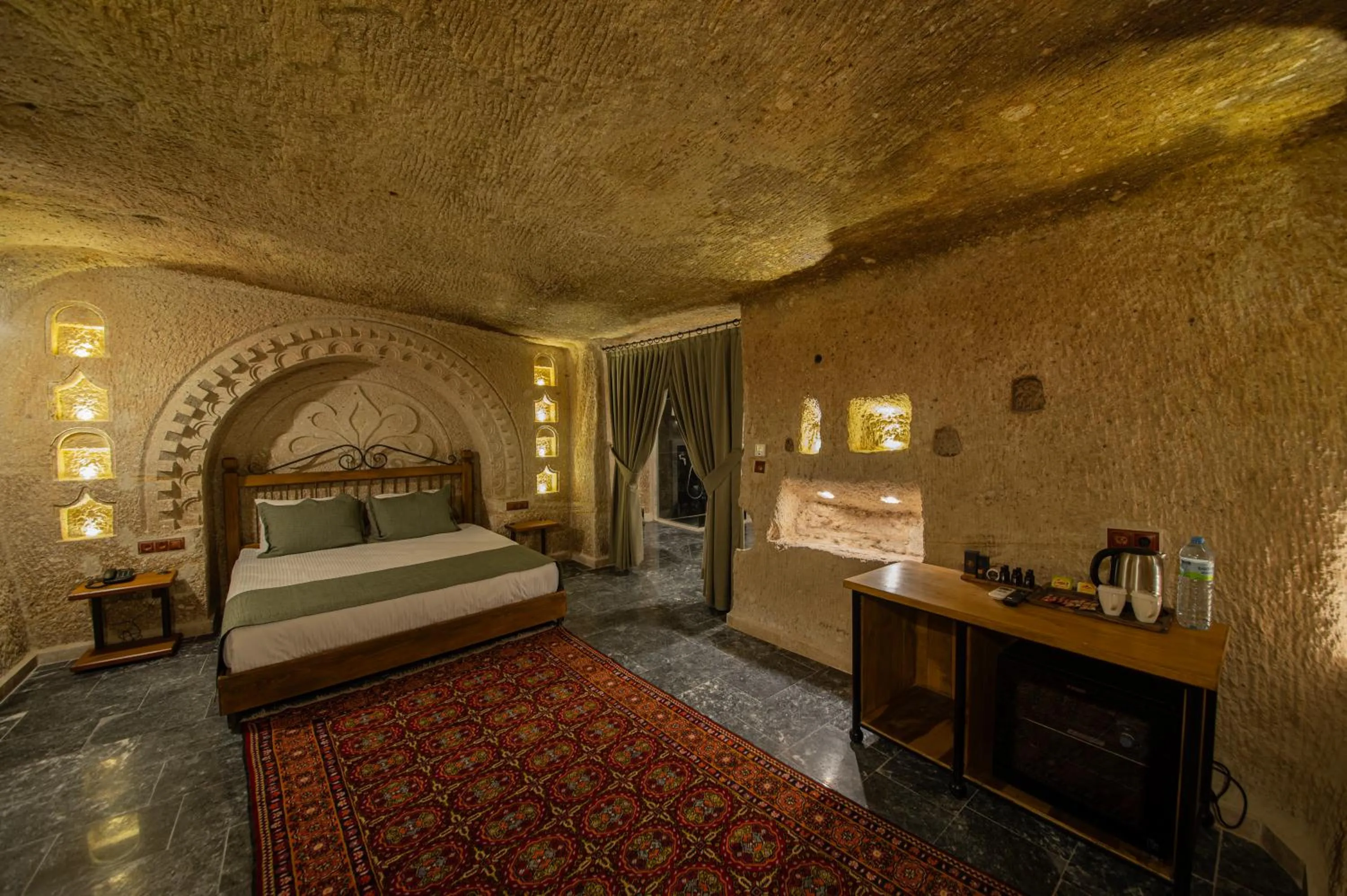 Photo of the whole room, Bed in Ares Cave Suites