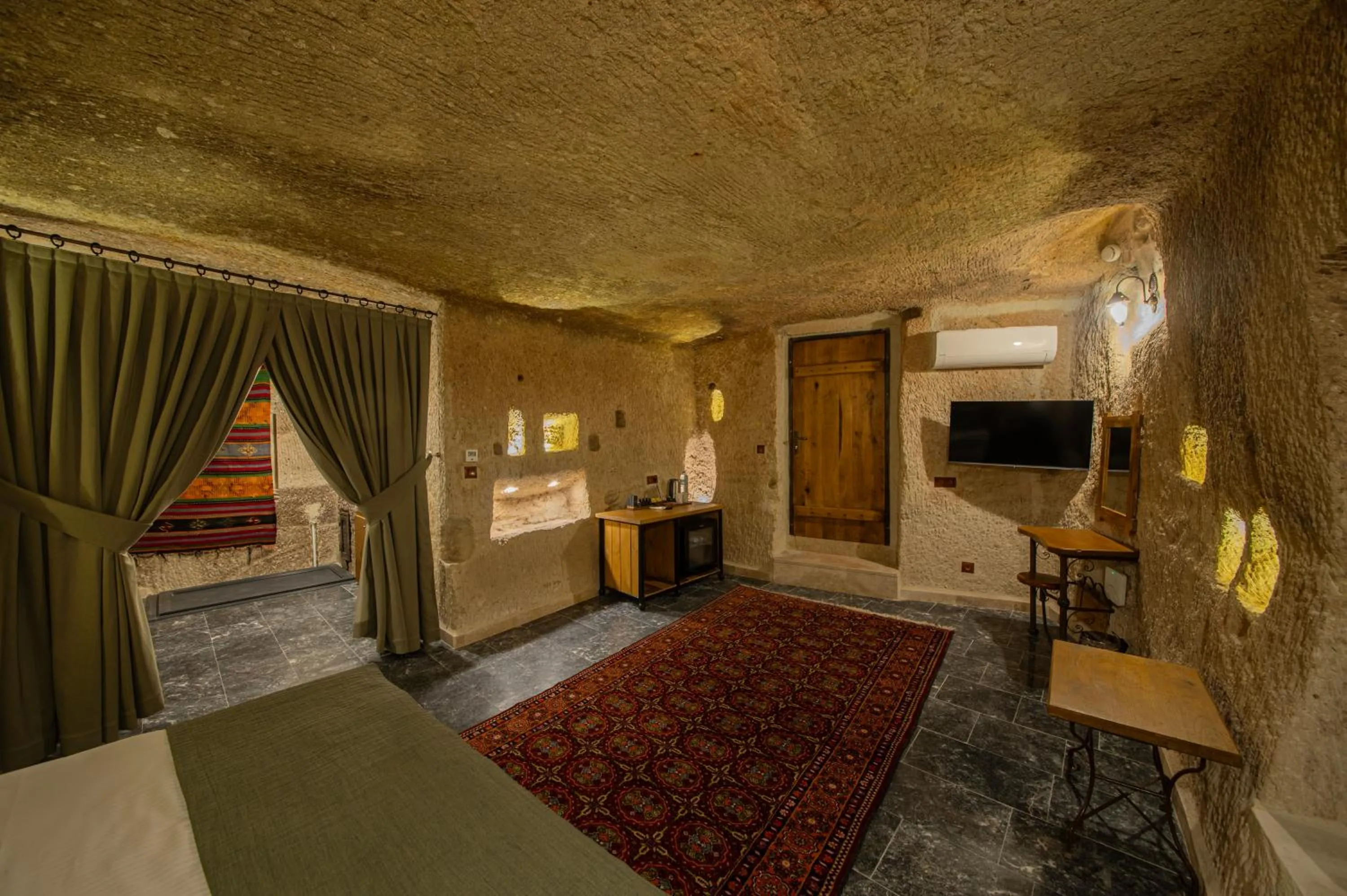 Photo of the whole room, Bed in Ares Cave Suites