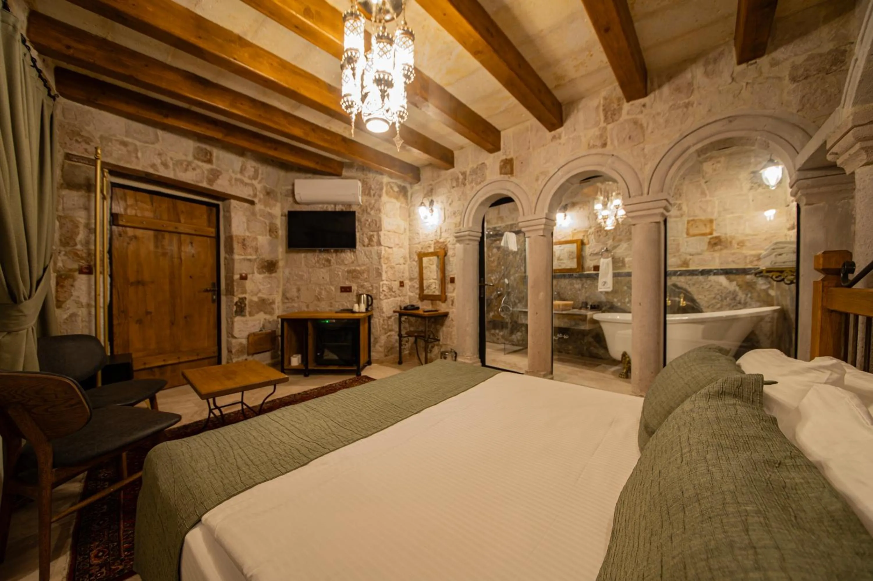 TV and multimedia, Bed in Ares Cave Suites