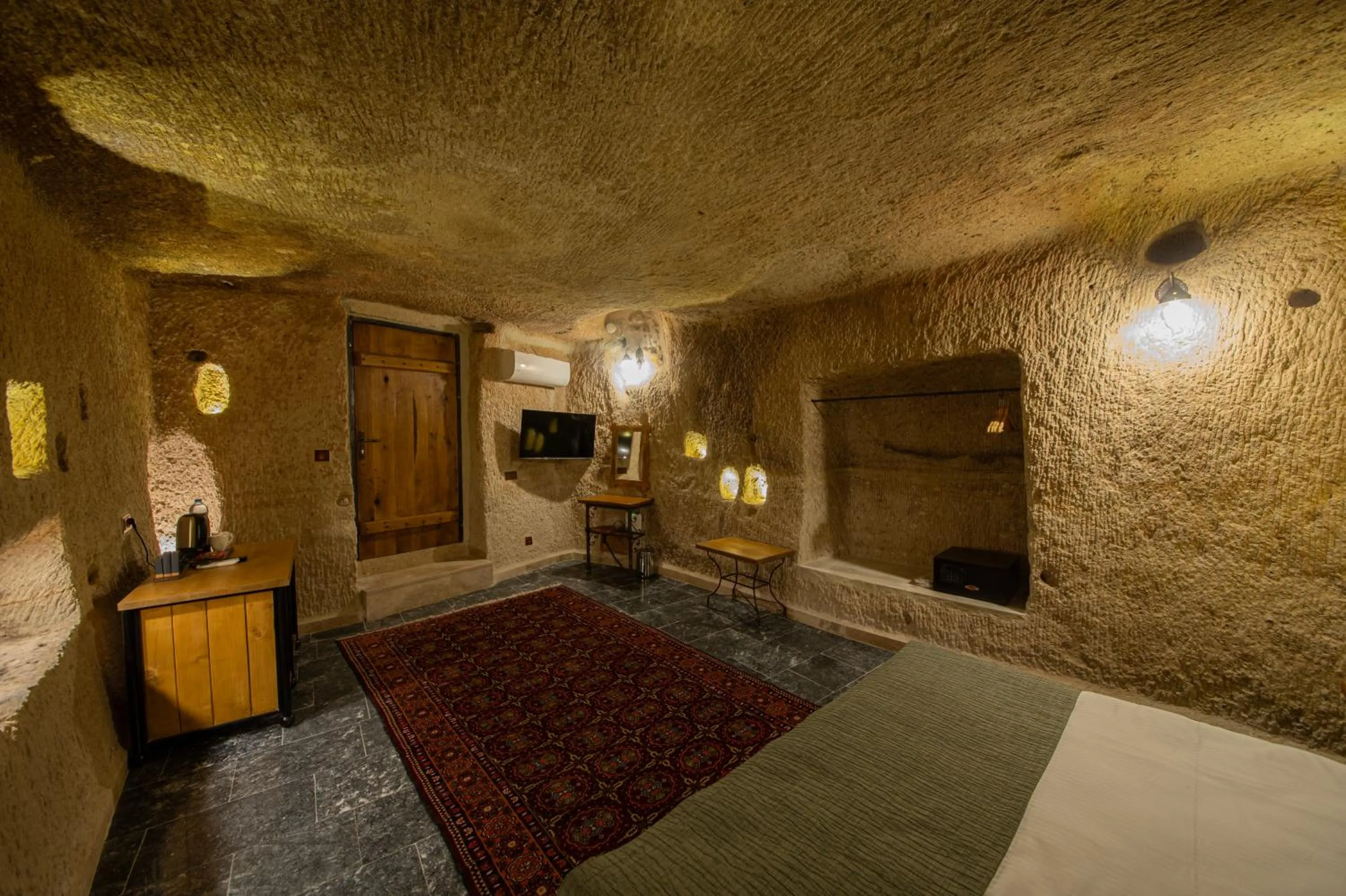 Photo of the whole room, Bed in Ares Cave Suites