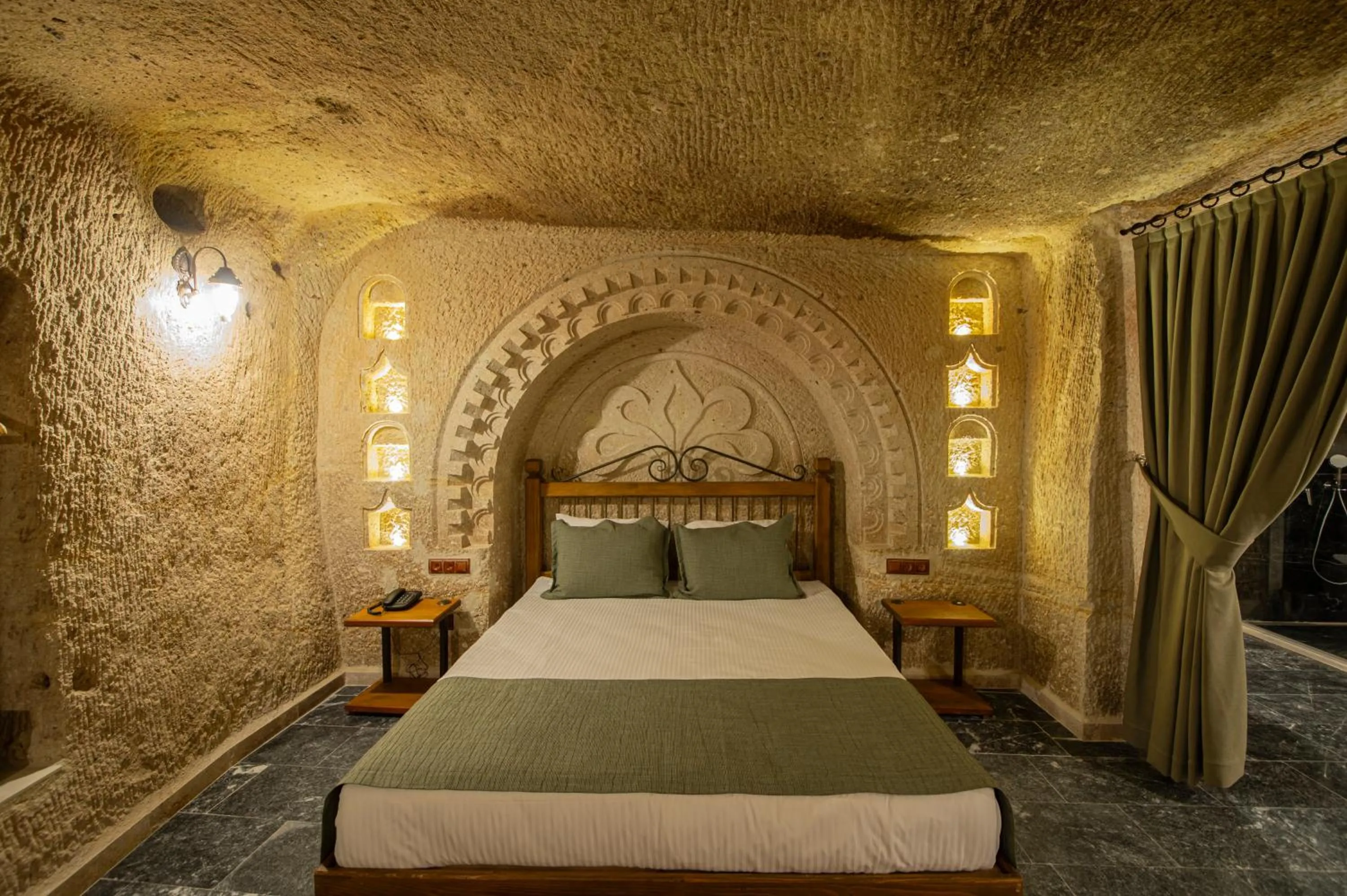 Photo of the whole room, Bed in Ares Cave Suites