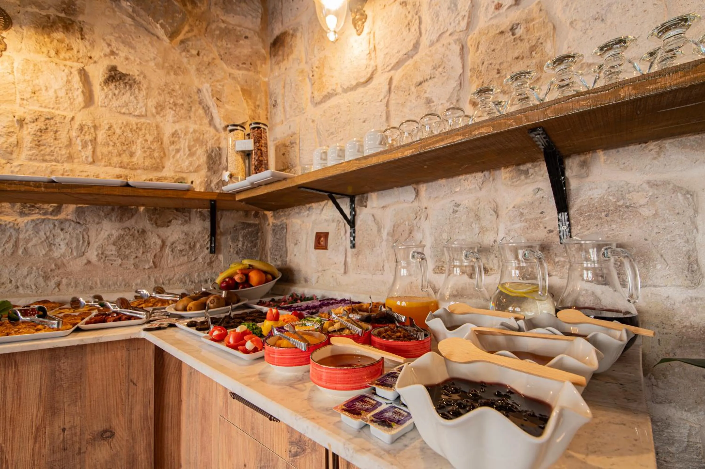Restaurant/places to eat in Ares Cave Suites