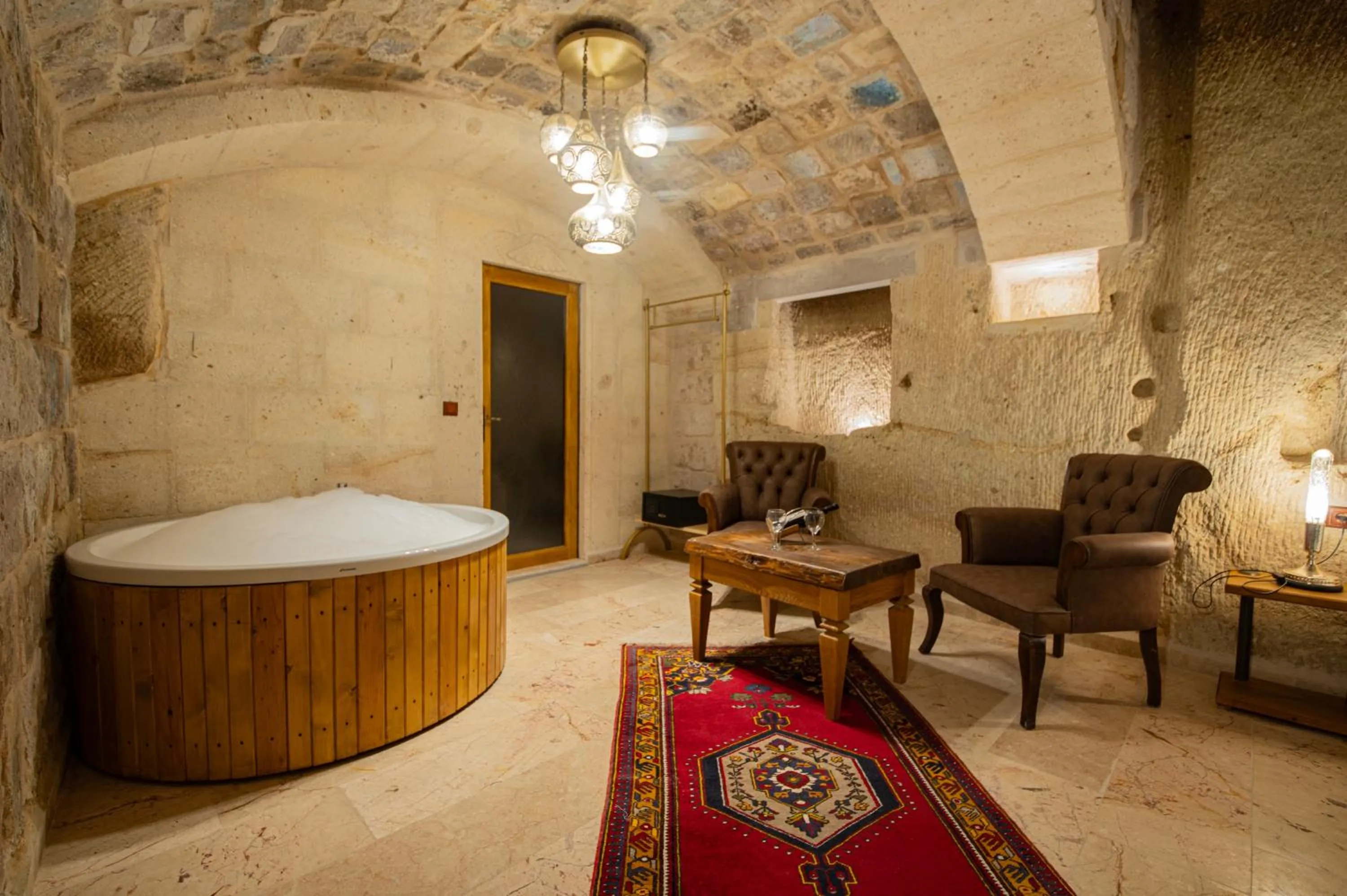 Hot Tub in Ares Cave Suites