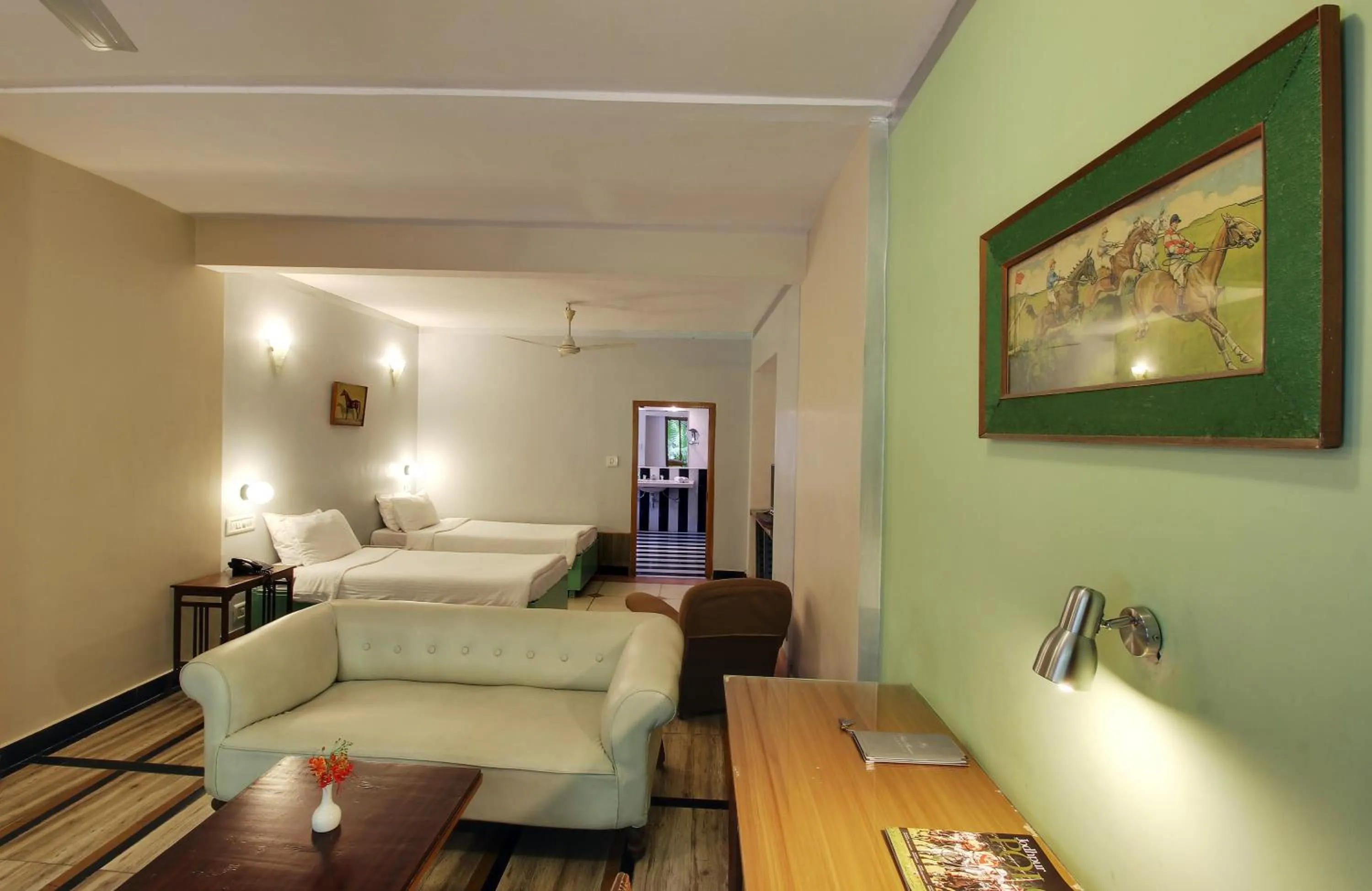 Seating area, Bed in Hotel Inn Season - Art Deco Heritage Hotel in Jodhpur