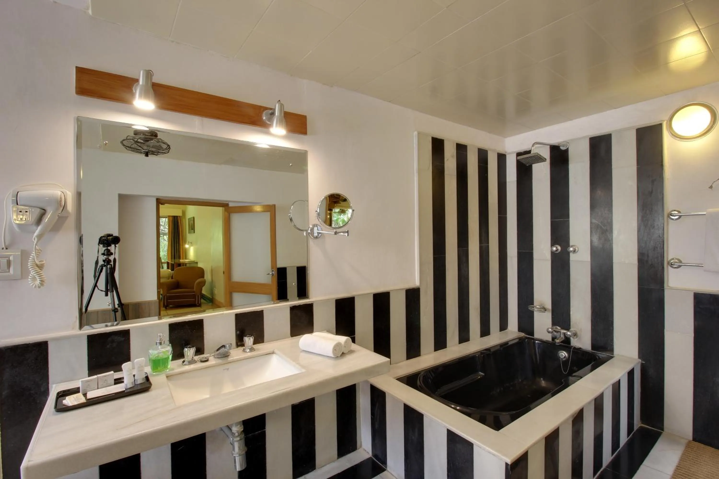 Bathroom in Hotel Inn Season - Art Deco Heritage Hotel in Jodhpur