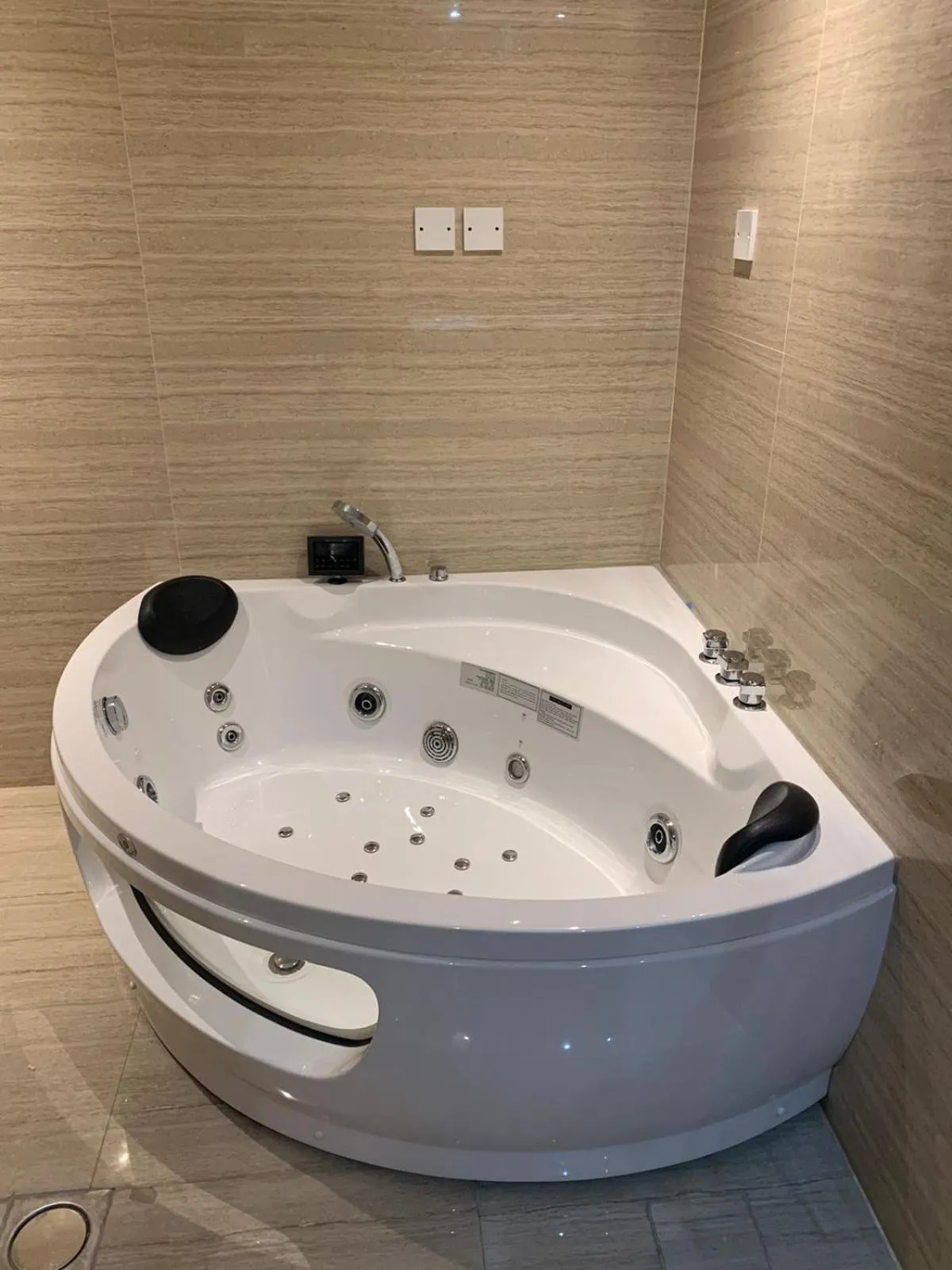 Hot Tub in Helat Hotel