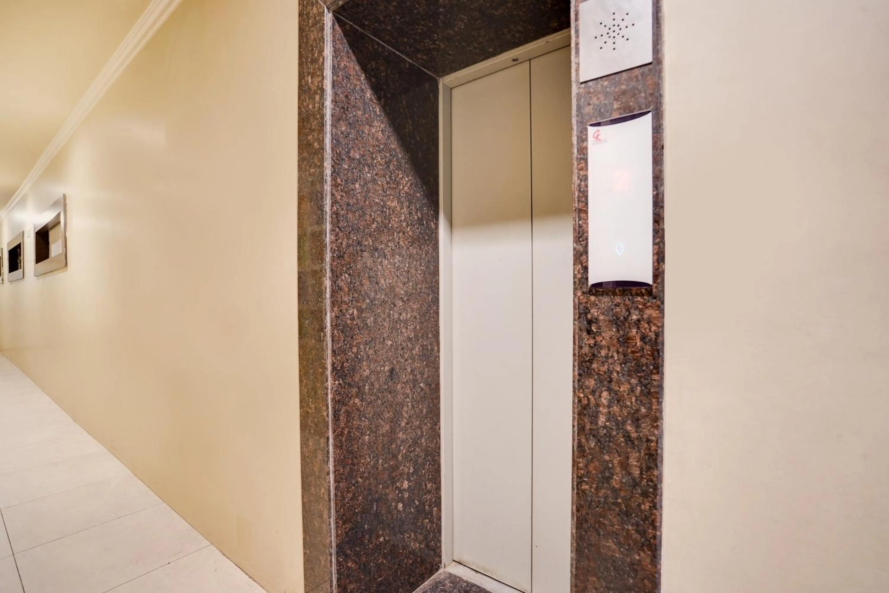 Lobby or reception in Super Townhouse Mansarovar Near Metro Station Formerly Dev Villas