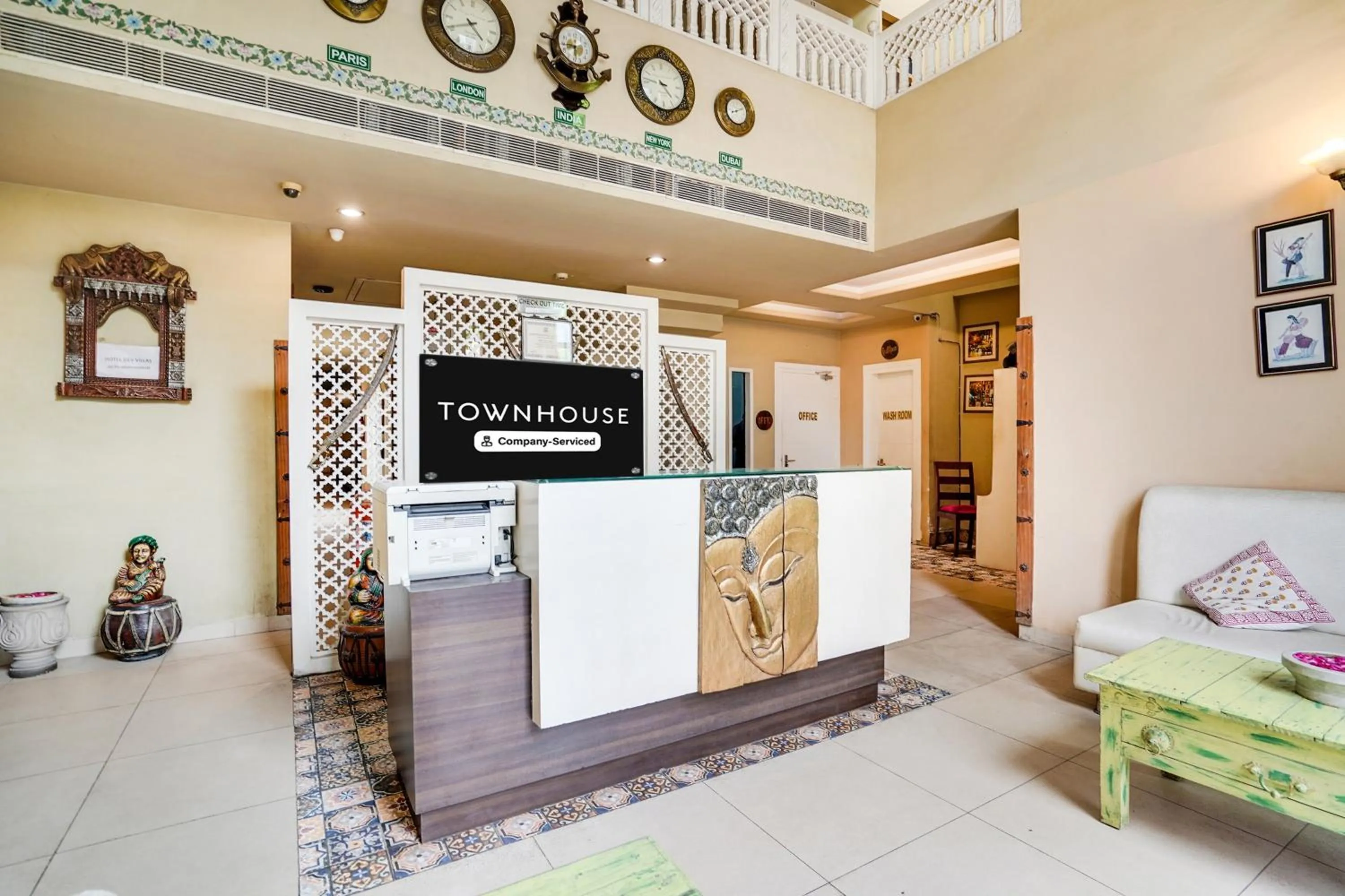 Lobby or reception in Super Townhouse Mansarovar Near Metro Station Formerly Dev Villas