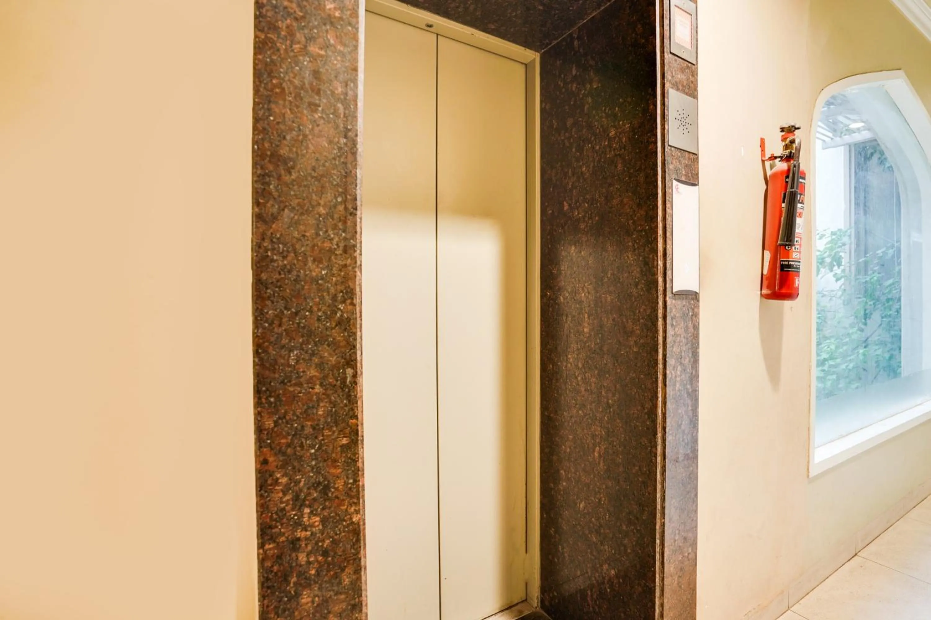 Lobby or reception in Super Townhouse Mansarovar Near Metro Station Formerly Dev Villas