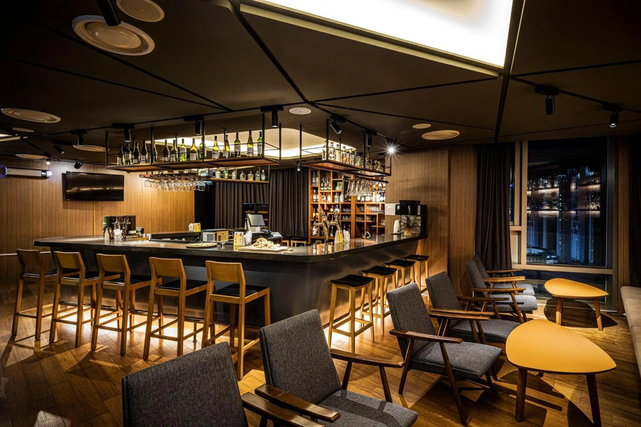 Lounge or bar in Holiday Inn Incheon Songdo by IHG