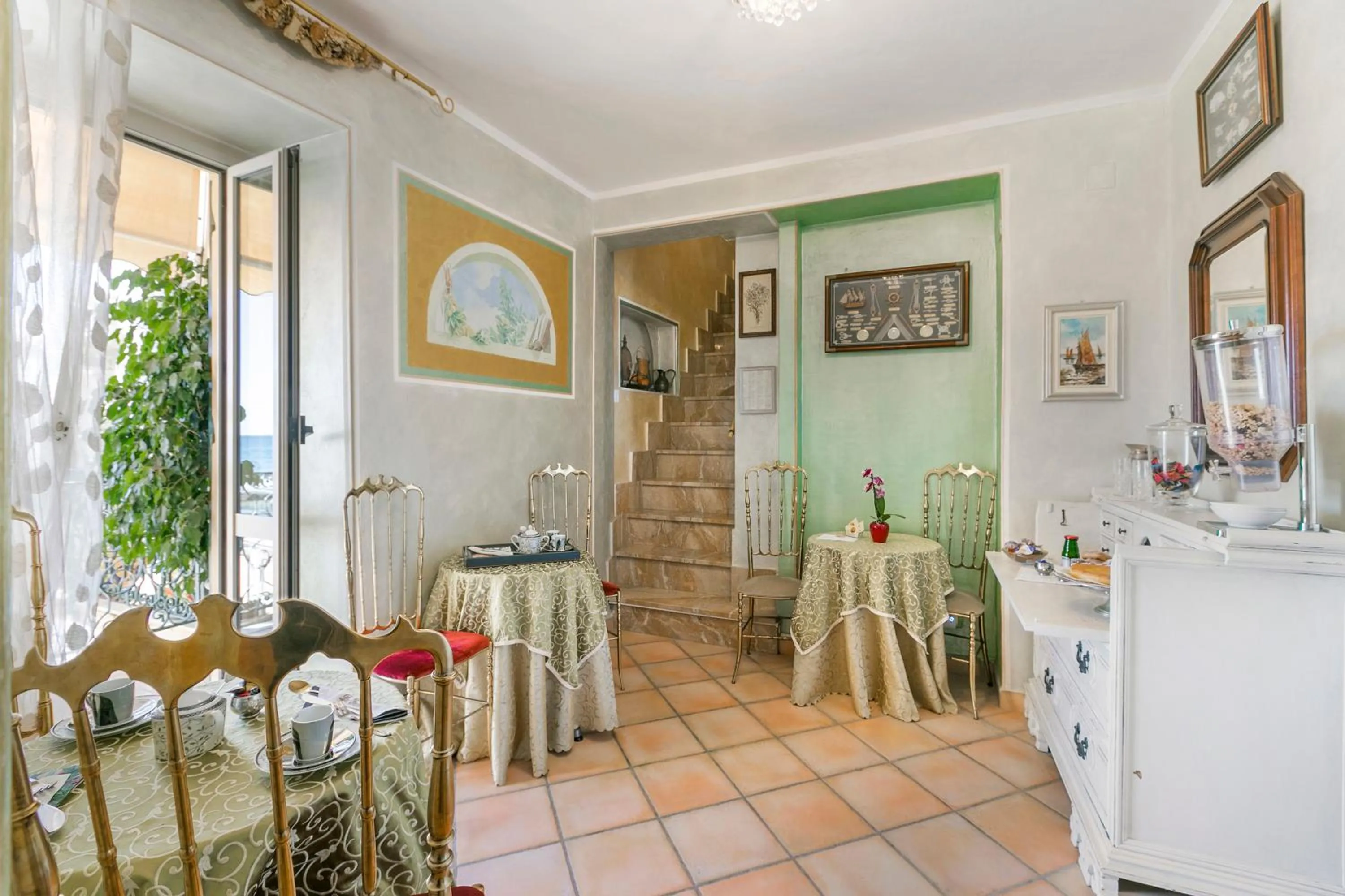 Dining area in B&B Da Giueli Rooms On The Seafront