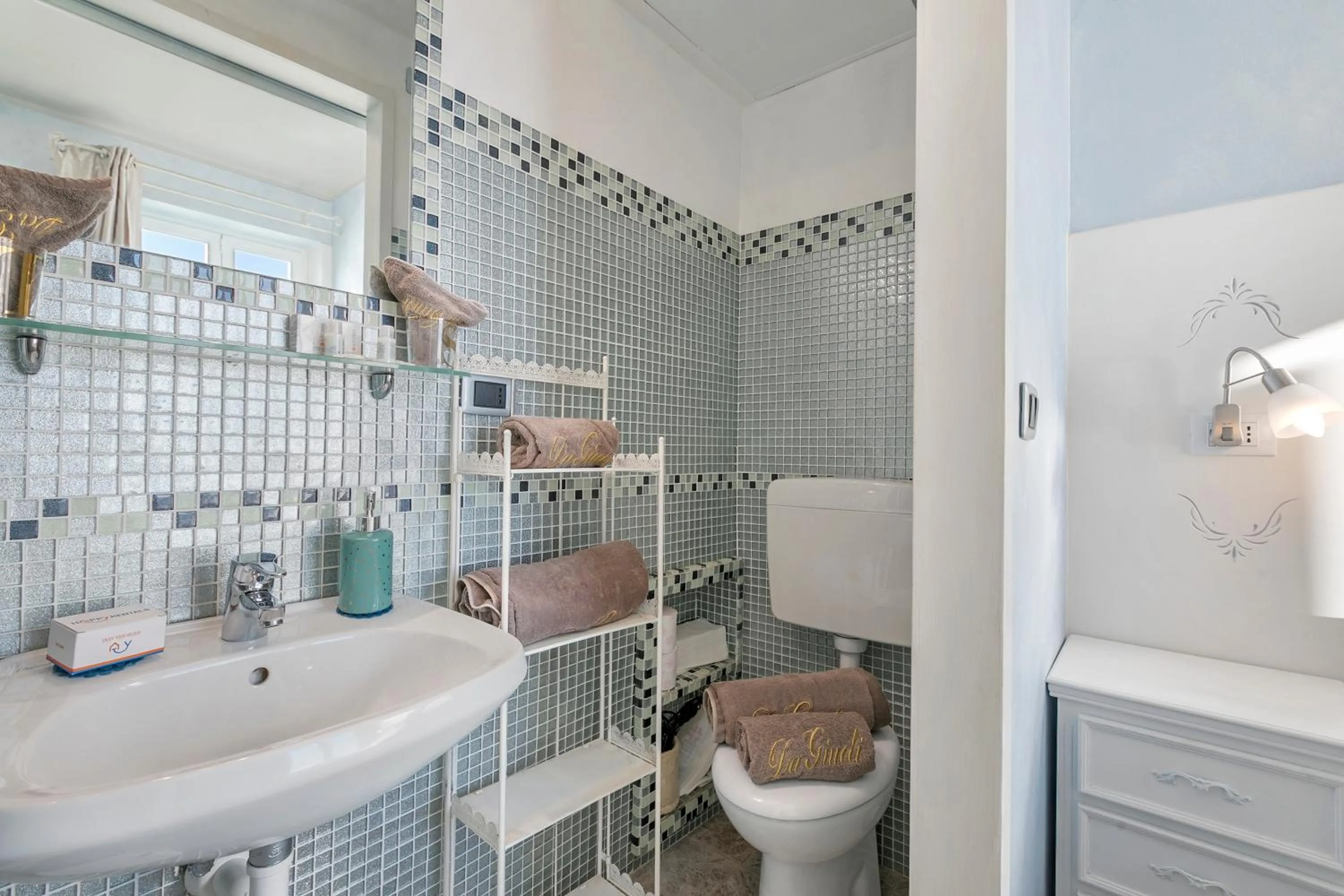 Bathroom in B&B Da Giueli Rooms On The Seafront