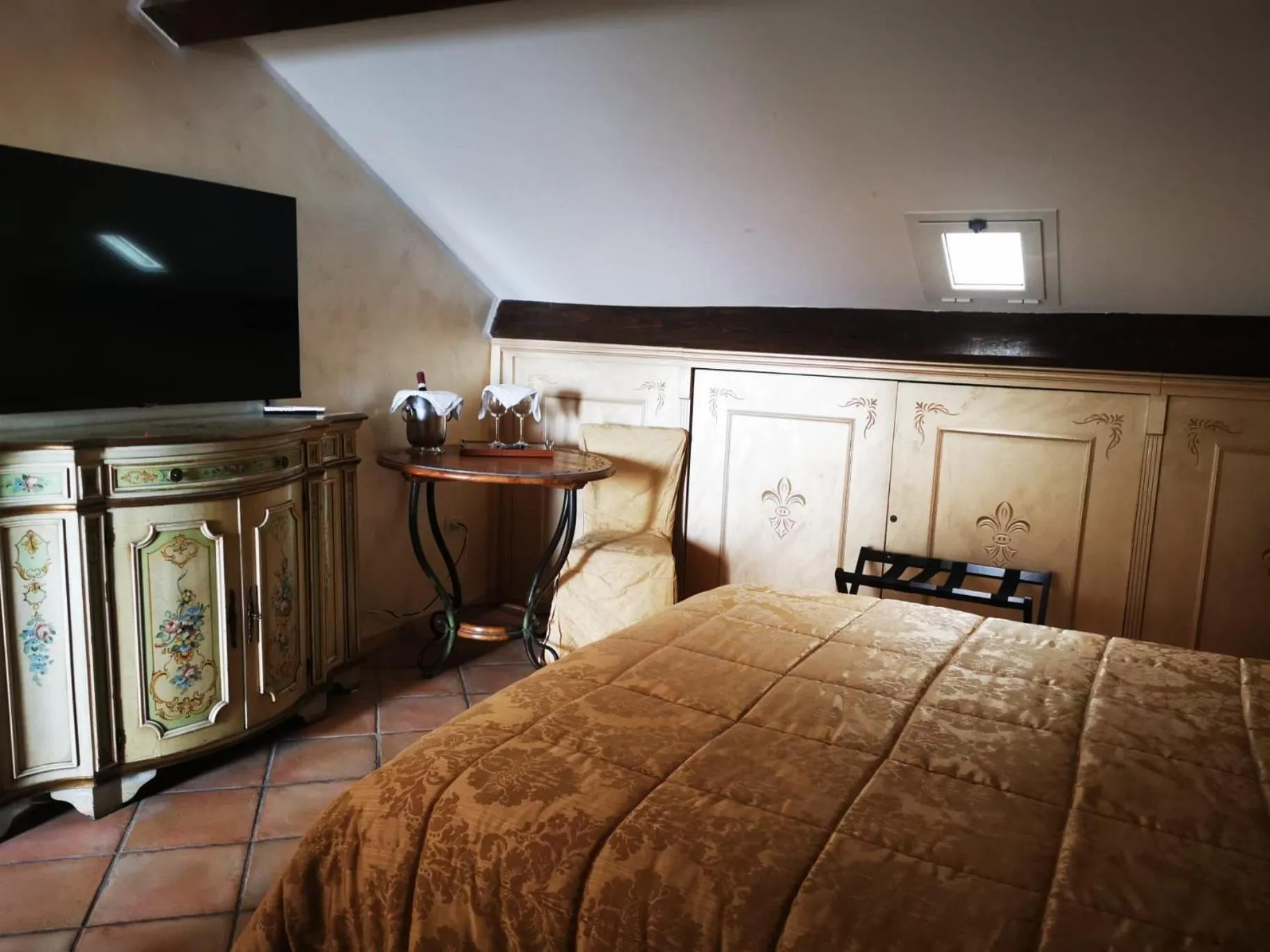 TV/Entertainment Center in B&B DaGiueli