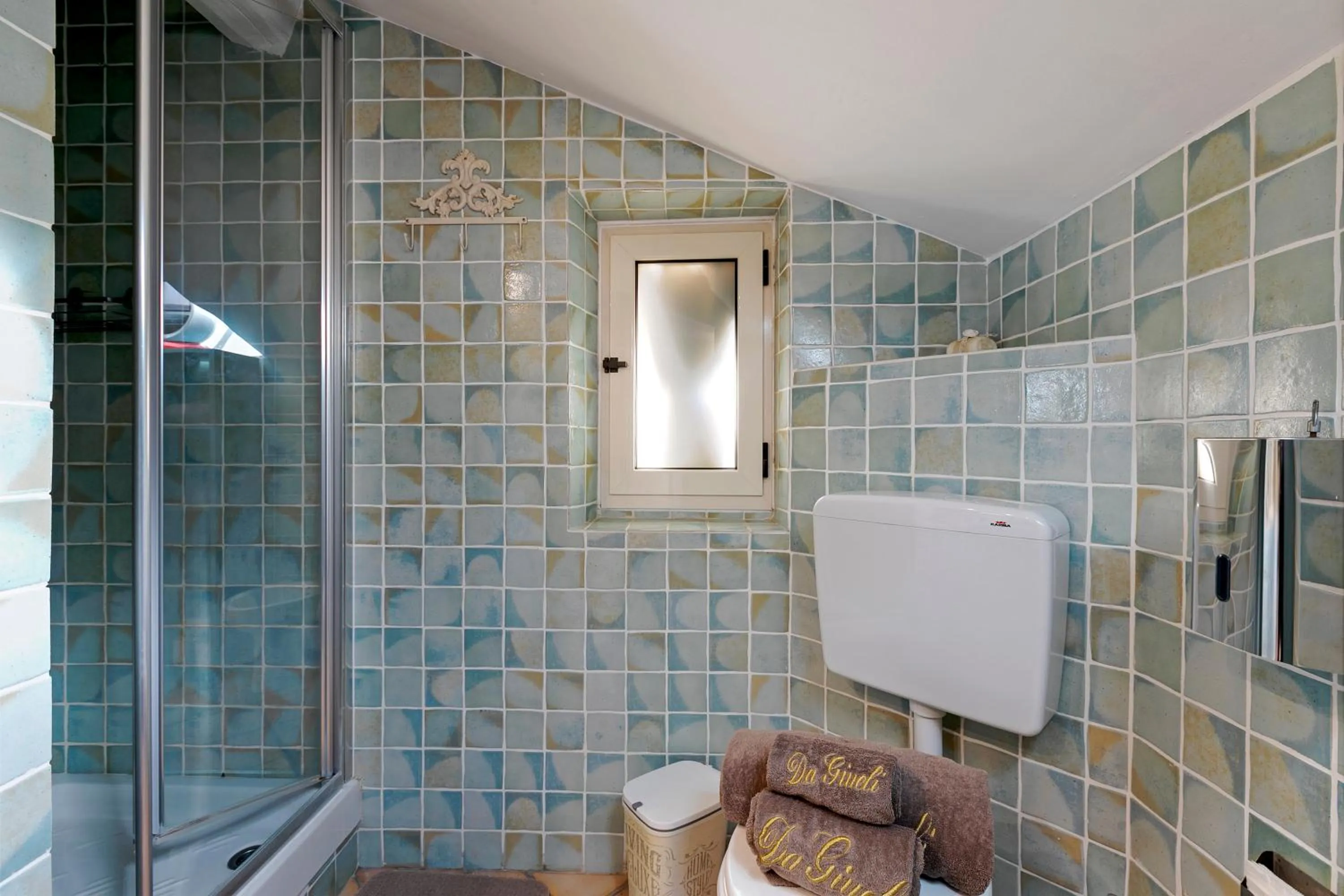 Bathroom in B&B Da Giueli Rooms On The Seafront