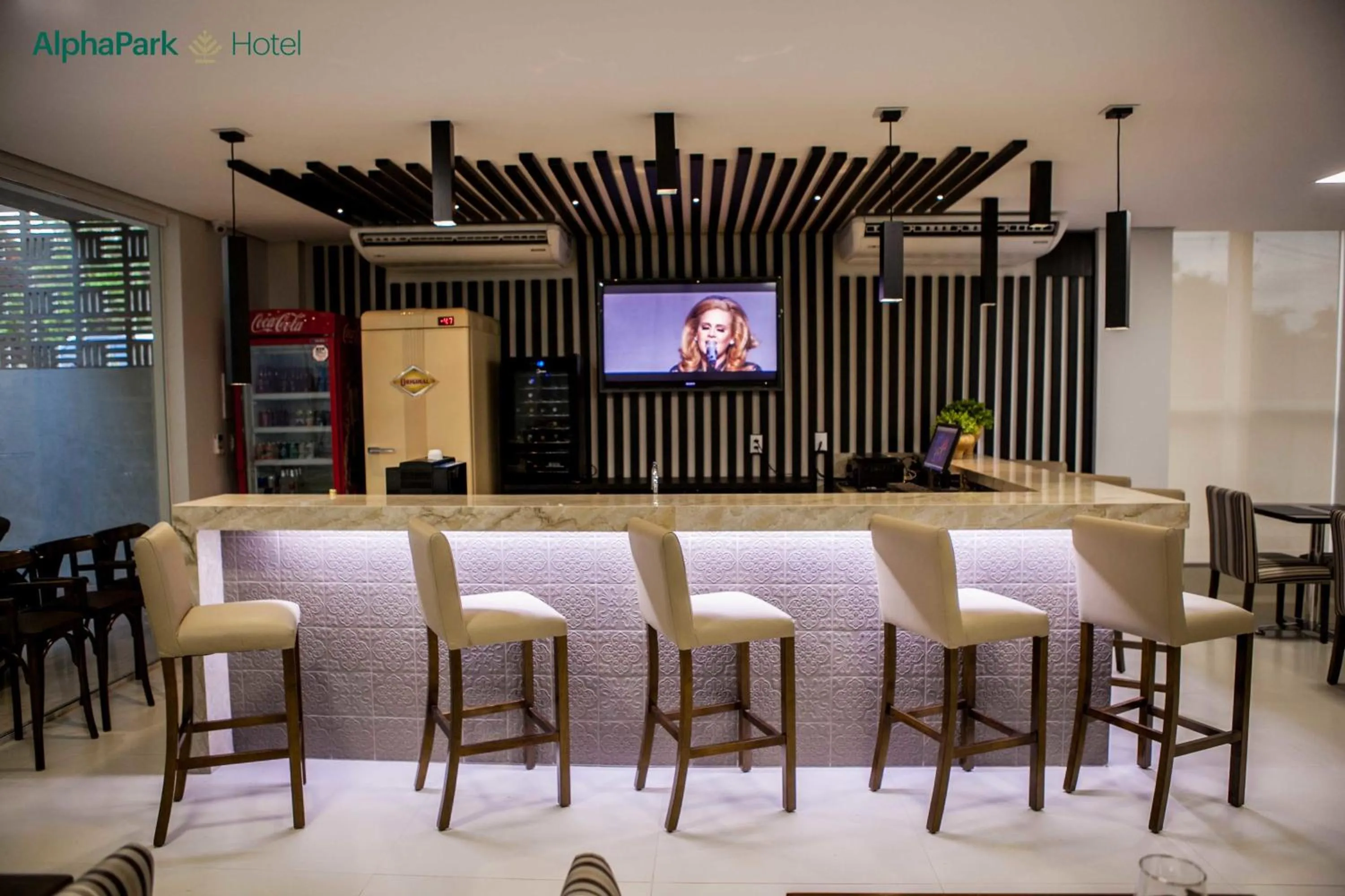 Restaurant/places to eat in AlphaPark Hotel