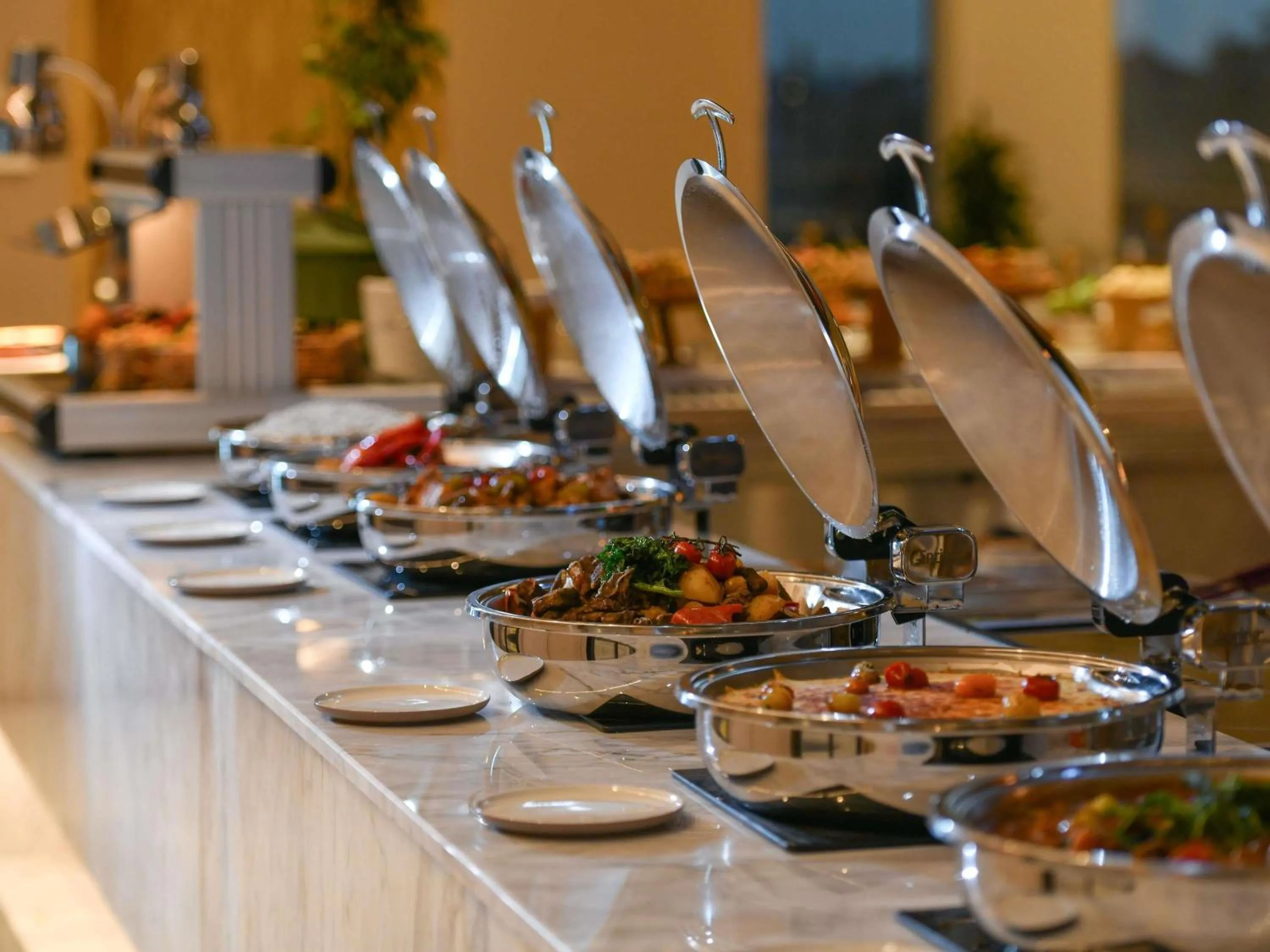 Restaurant/places to eat in Novotel Riyadh Sahafa