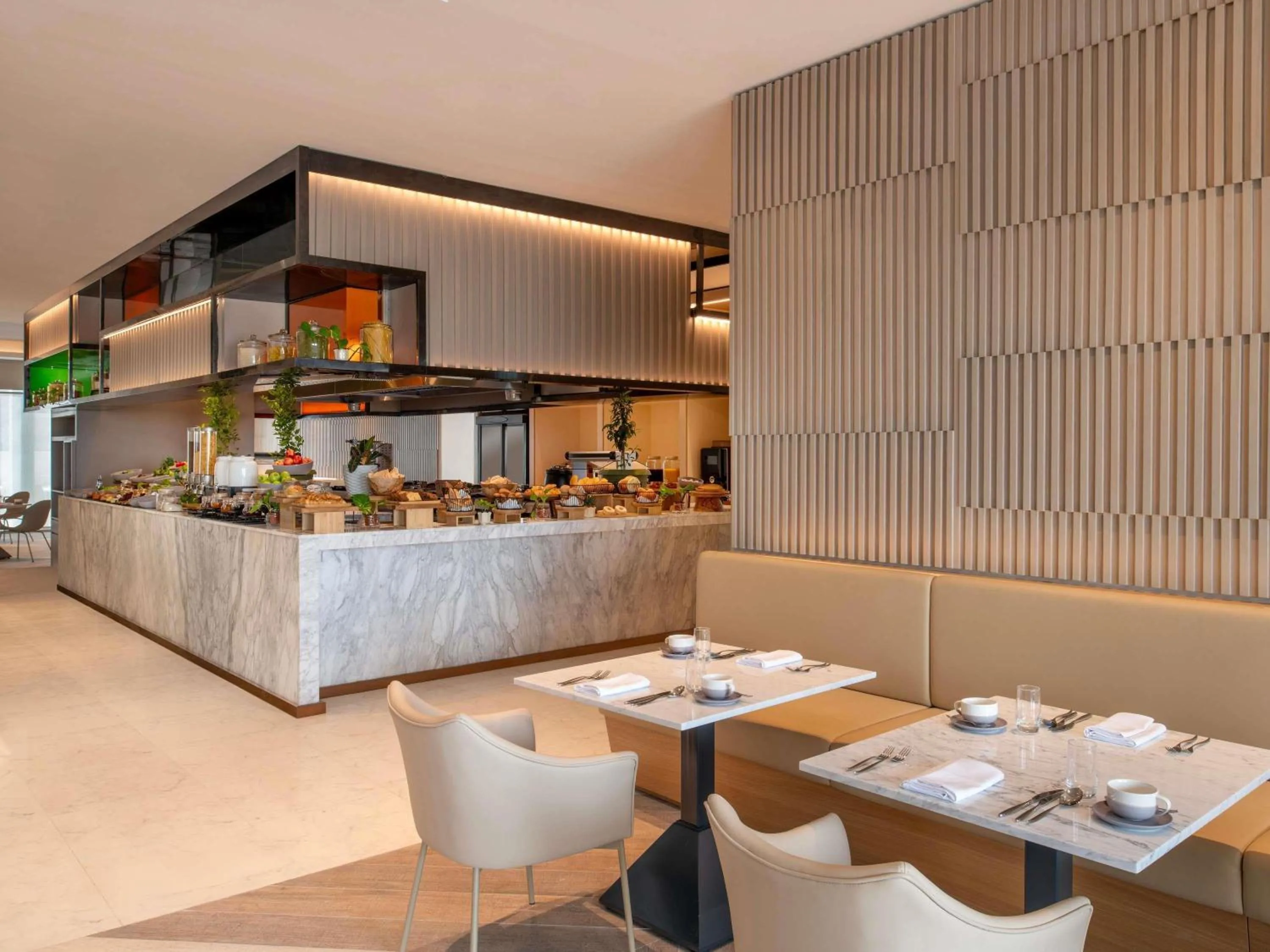 Restaurant/places to eat in Novotel Riyadh Sahafa