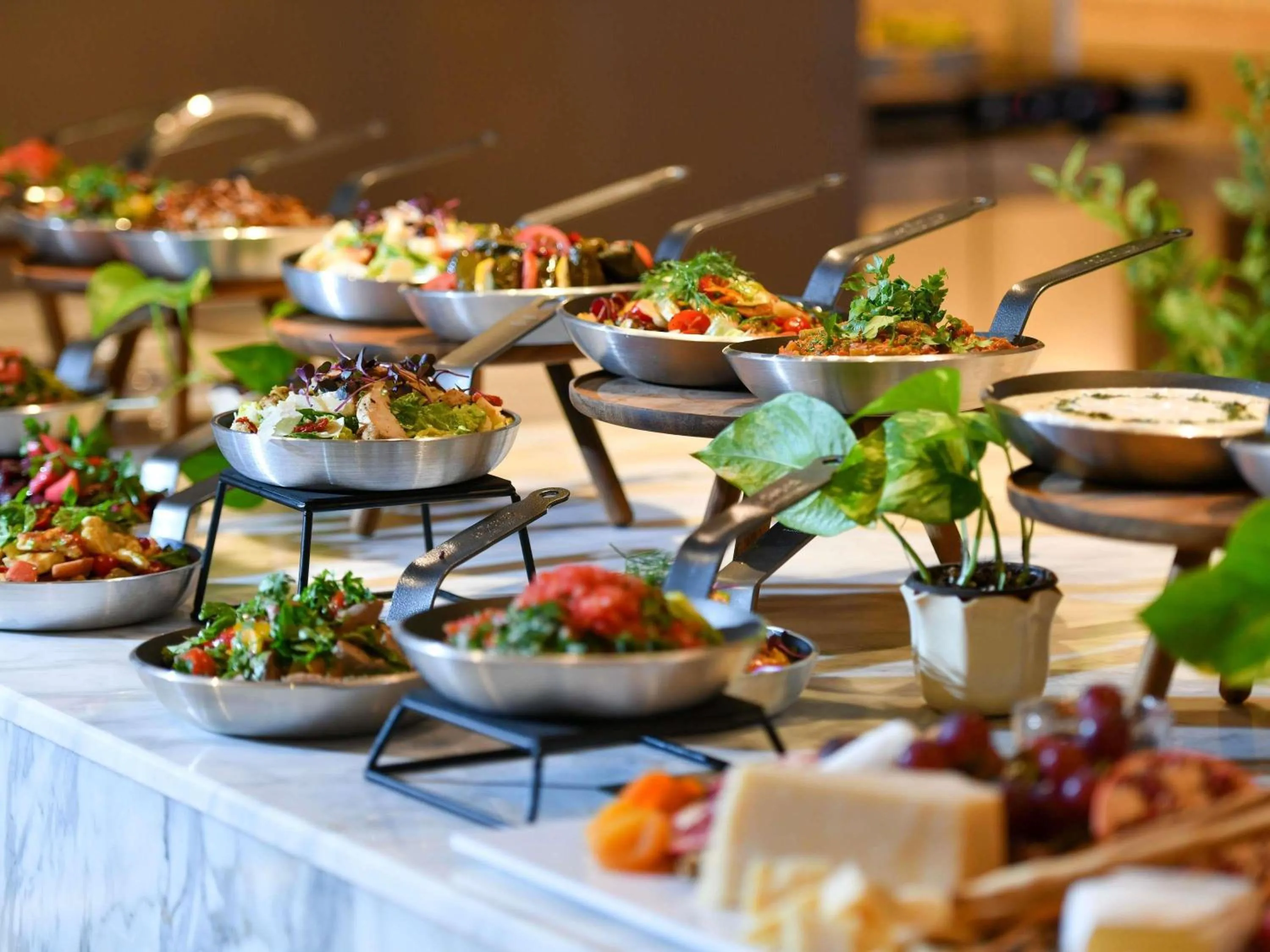 Restaurant/places to eat in Novotel Riyadh Sahafa