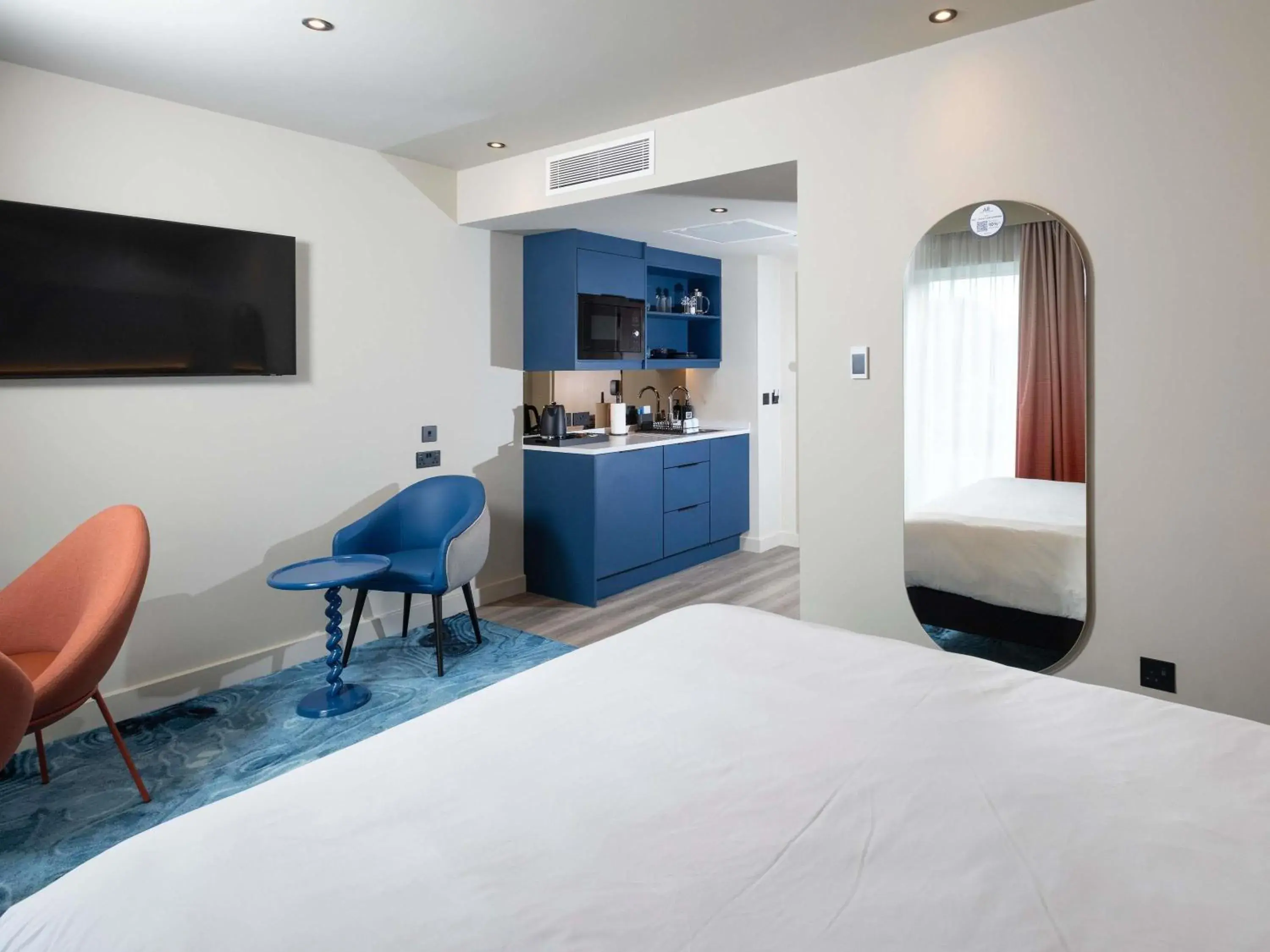 Superior Double Room with King Bed and Kitchenette in ibis Styles Burton On Trent Superior Double Room with King Bed and Kitchenette in ibis Styles Burton On Trent