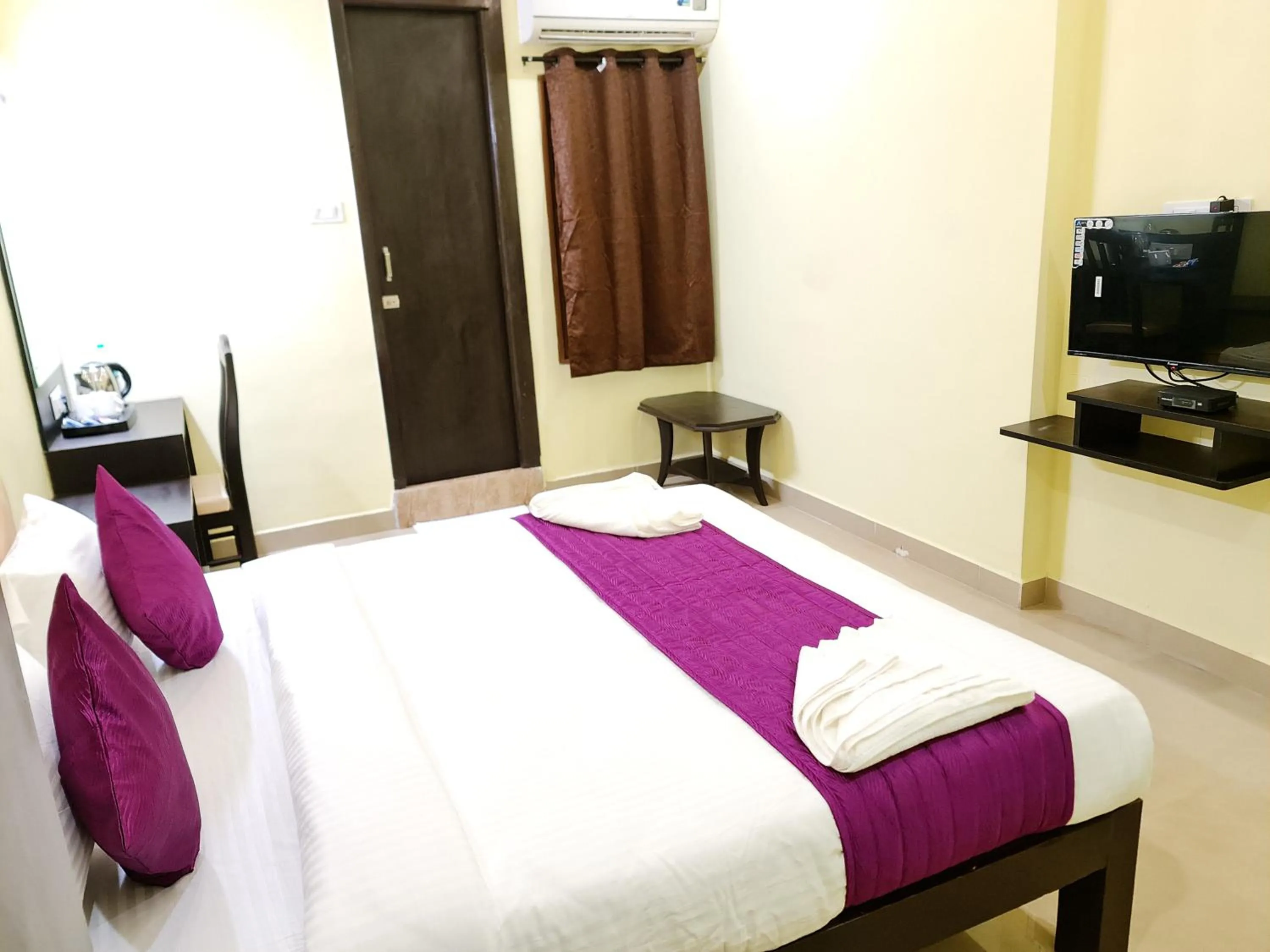 Budget Double Room - single occupancy in AL NOOR RESIDENCY