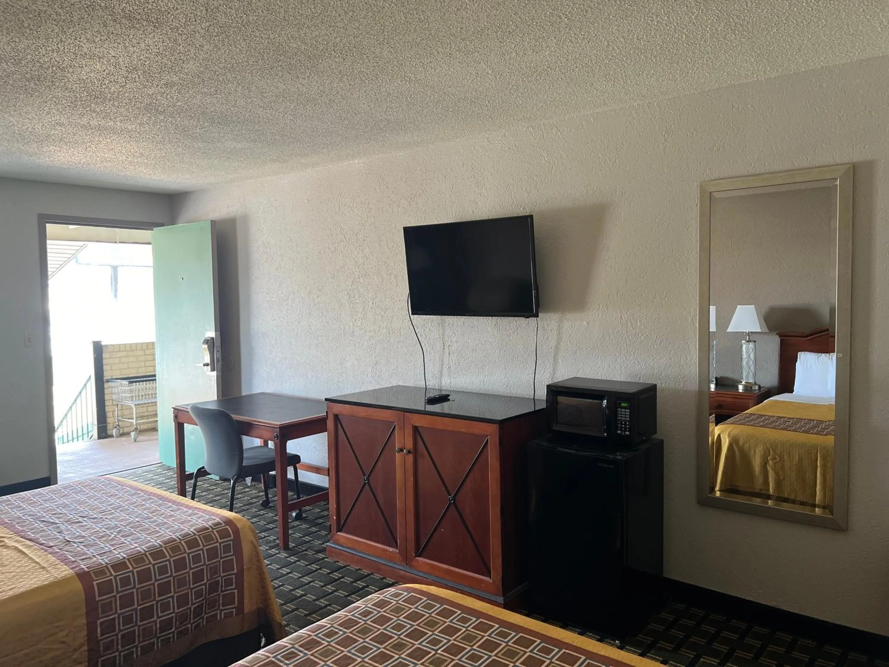 Bed in American Inn Columbia