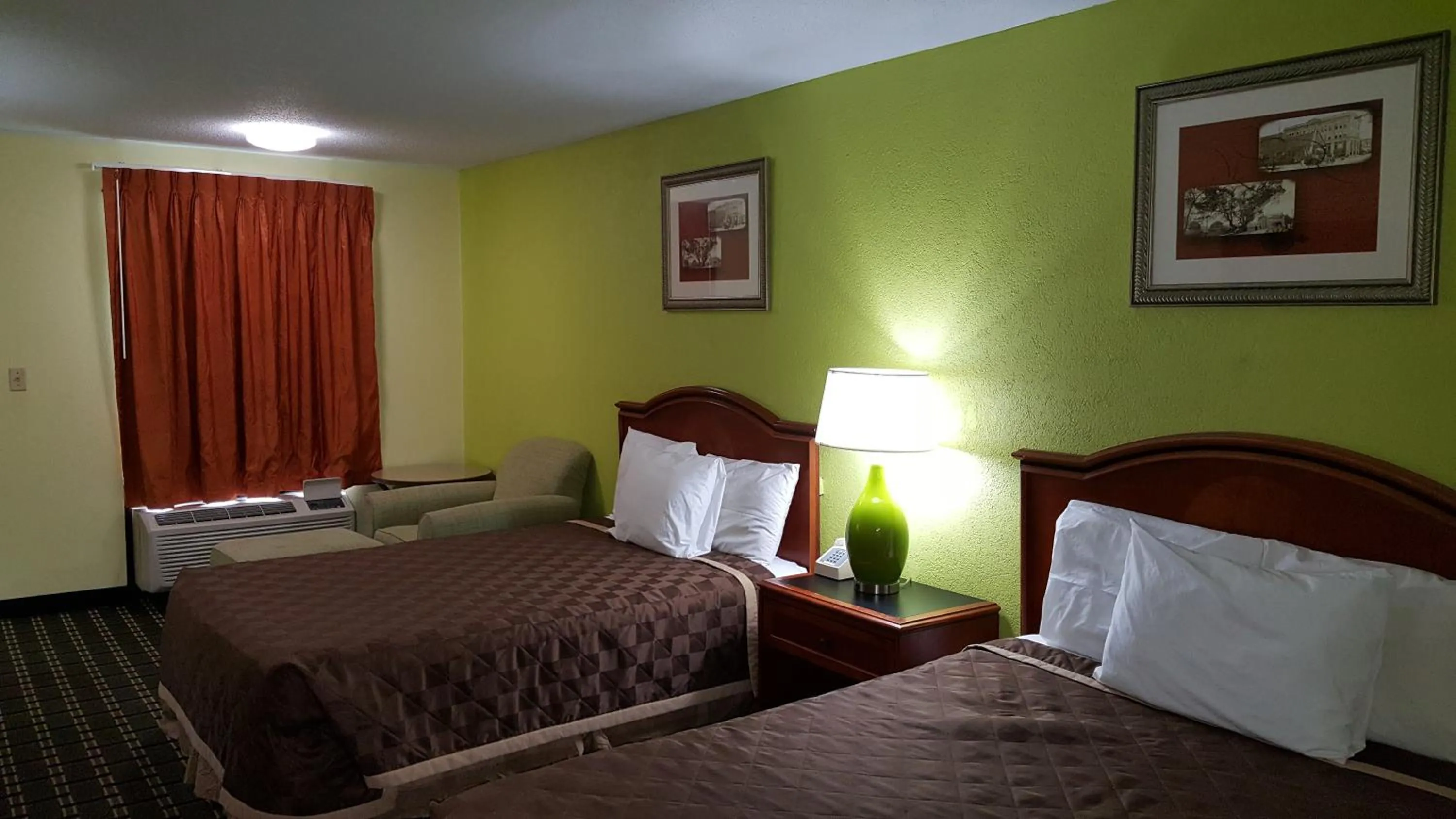 Bed in American Inn Columbia