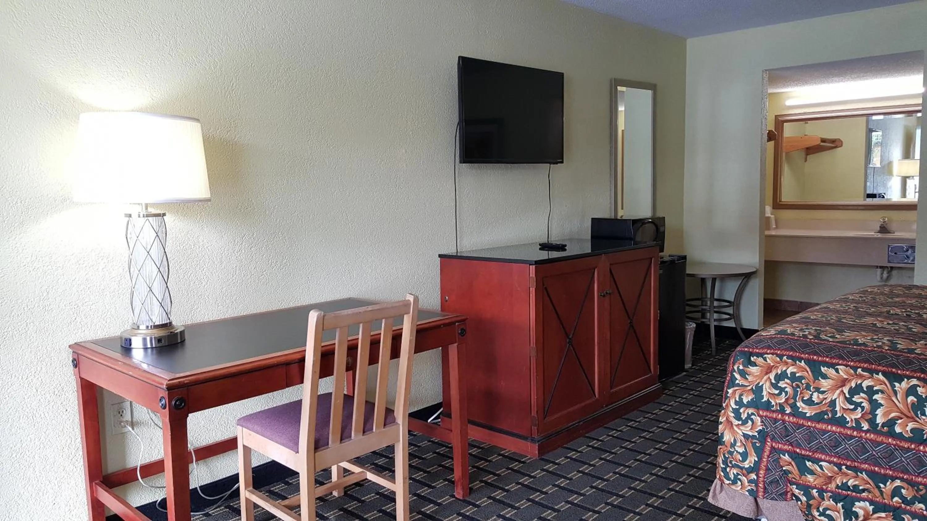 Bed in American Inn Columbia