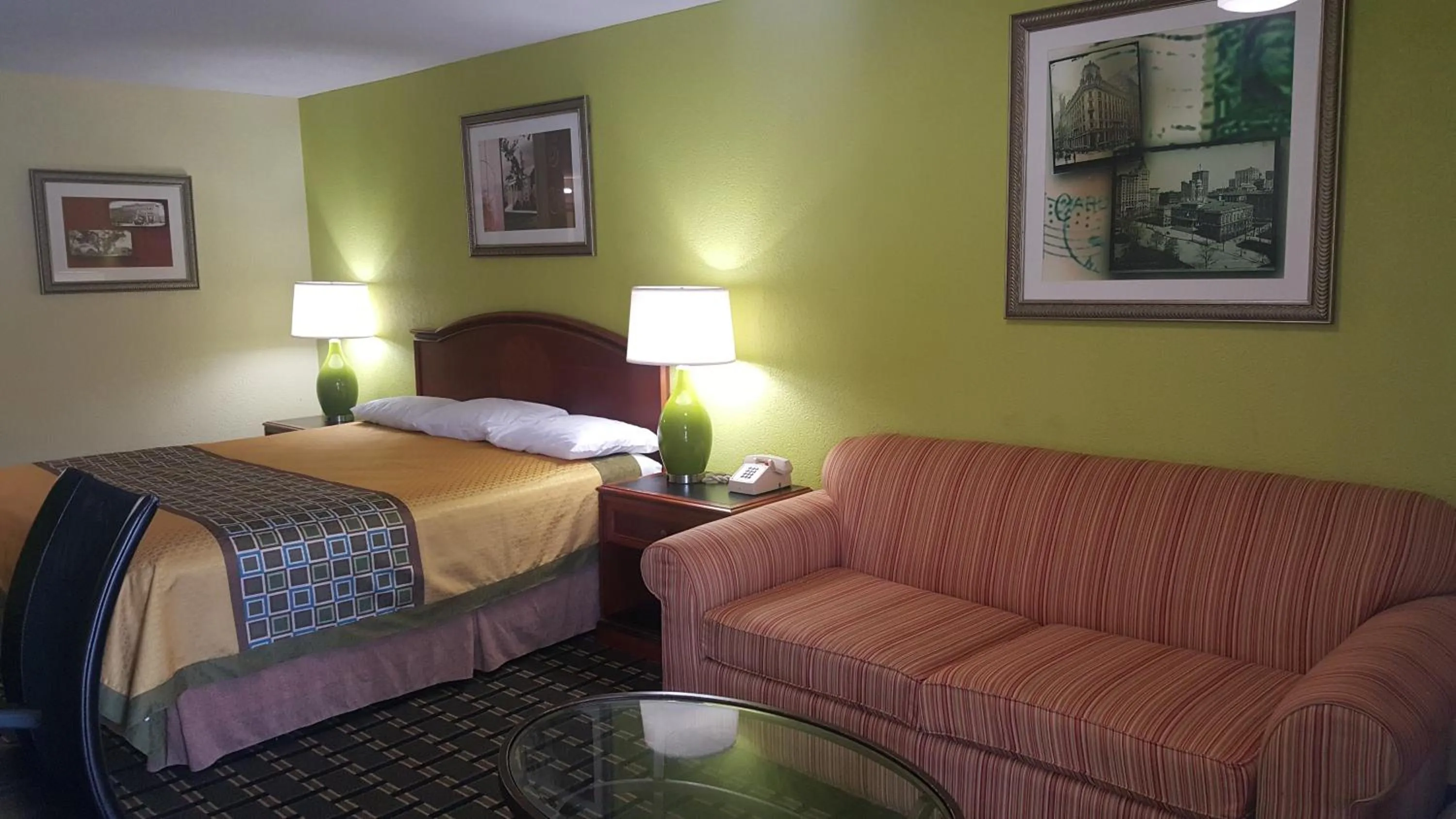 Bed in American Inn Columbia