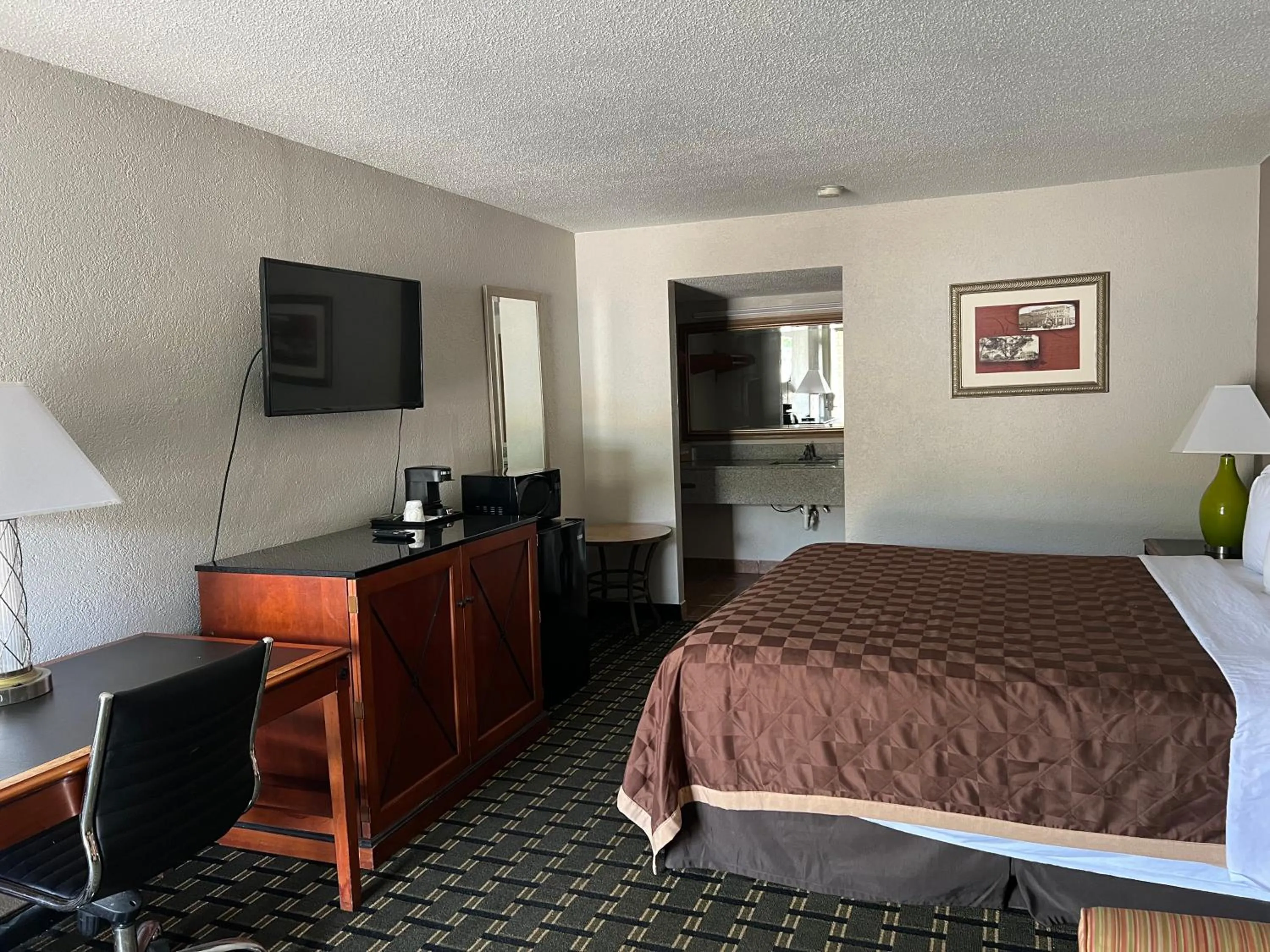 Bed in American Inn Columbia