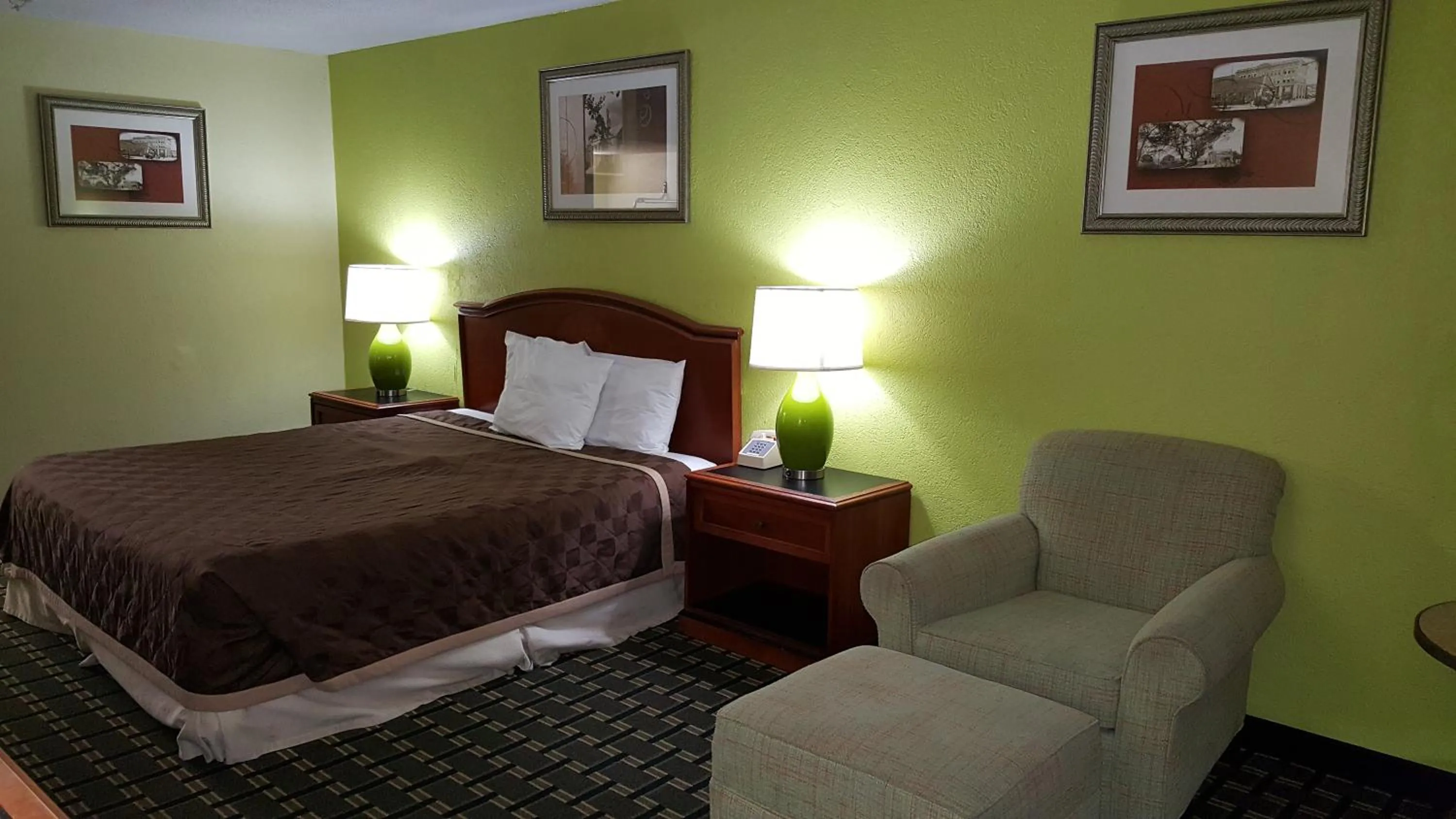 Bed in American Inn Columbia