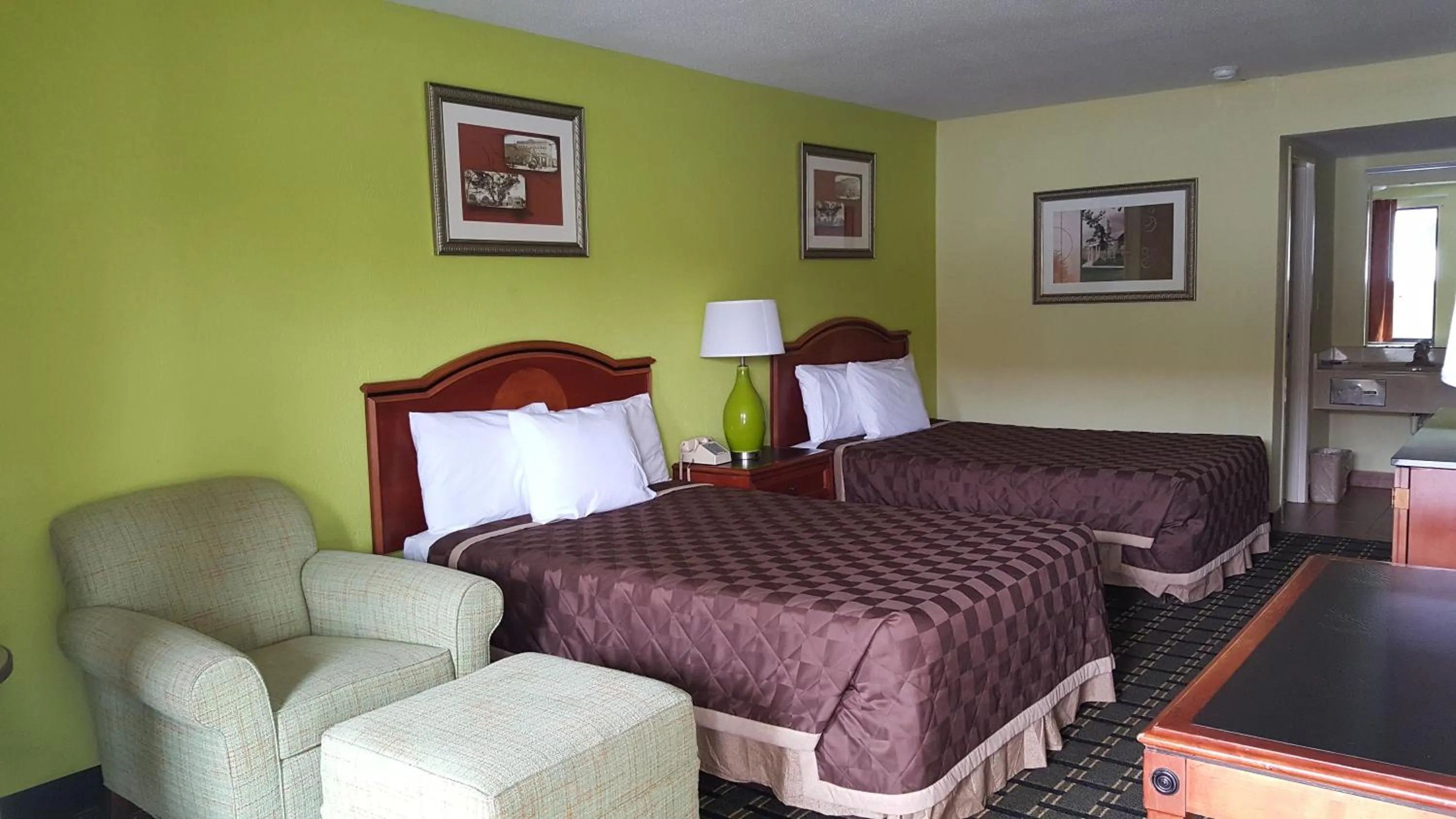 Bed in American Inn Columbia