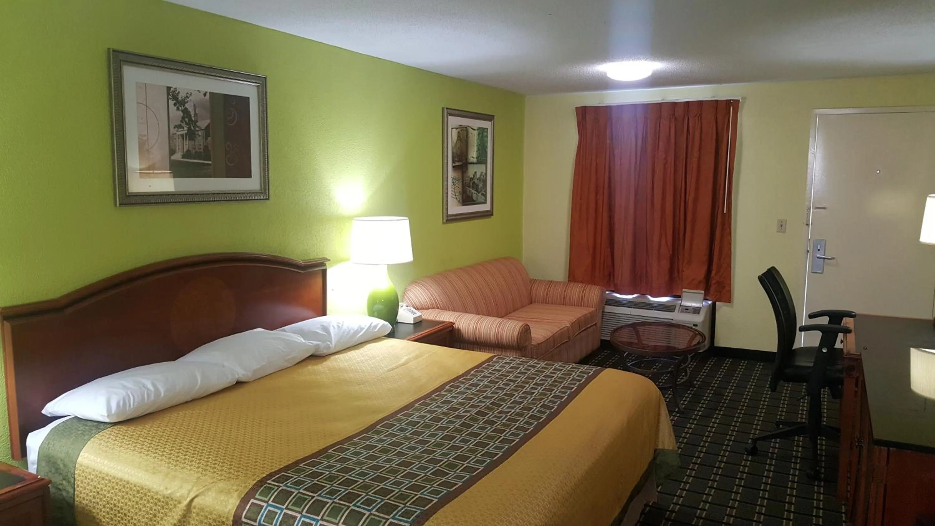 Bed in American Inn Columbia