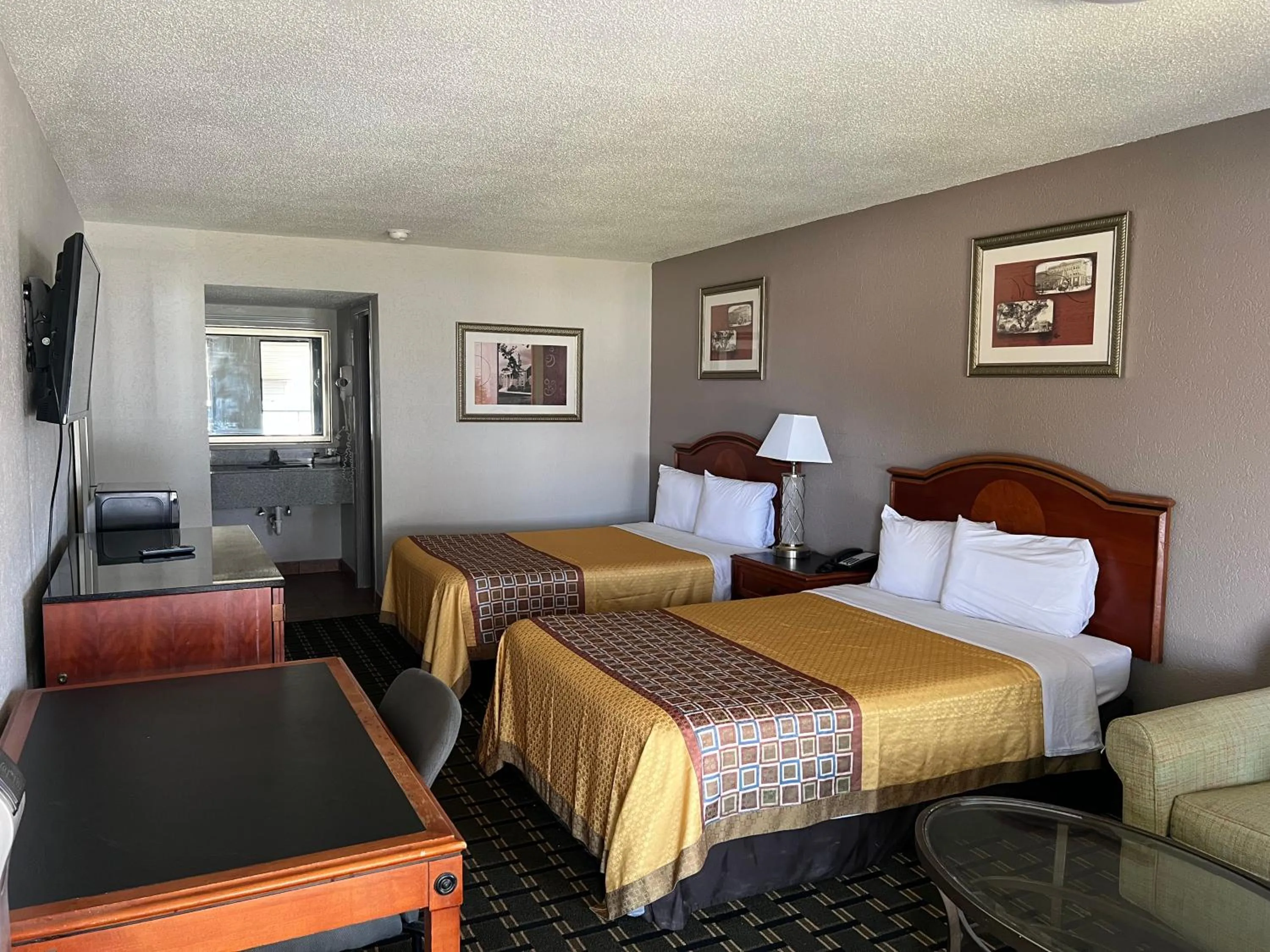 Bed in American Inn Columbia