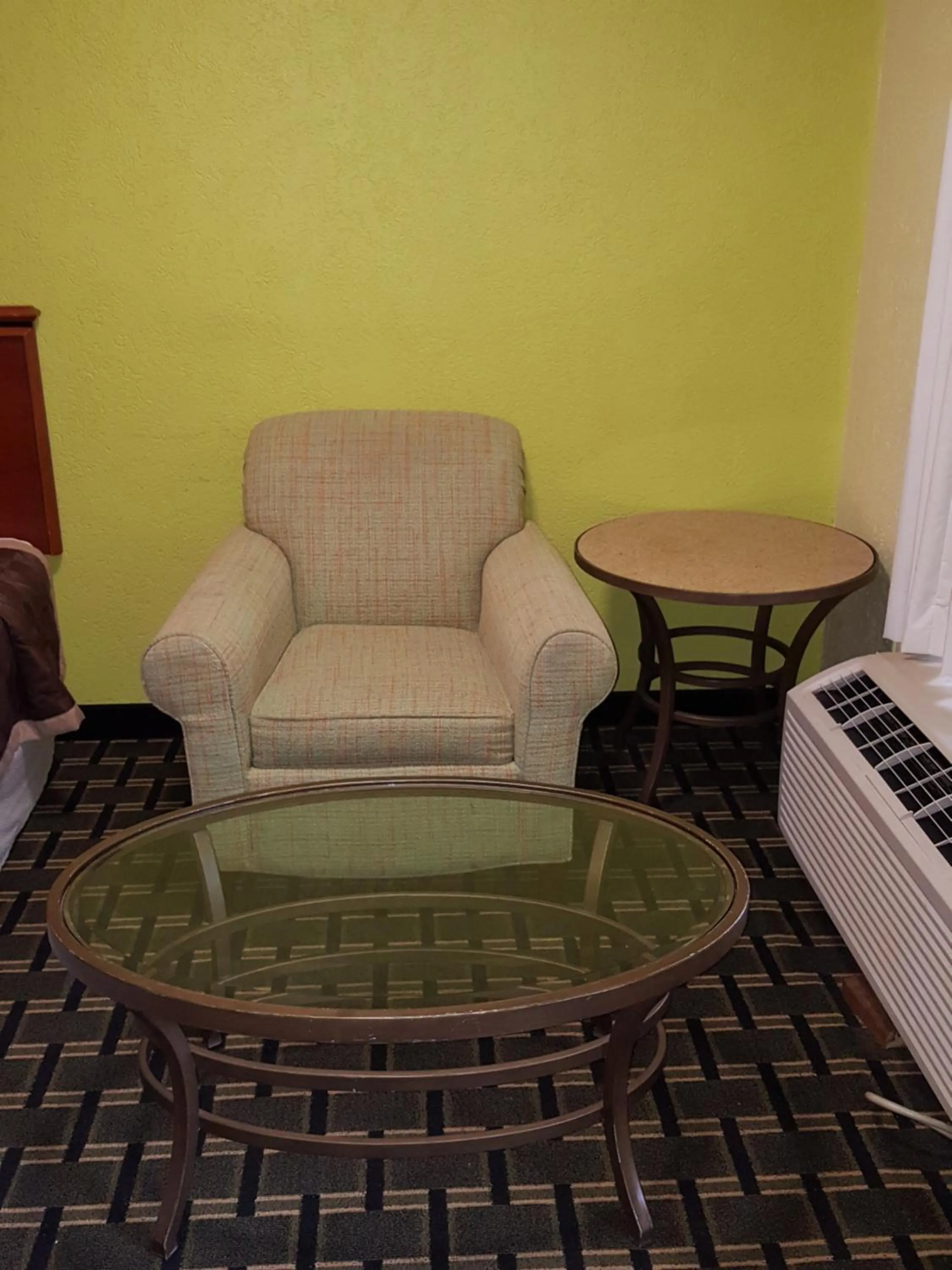 Seating area in American Inn Columbia