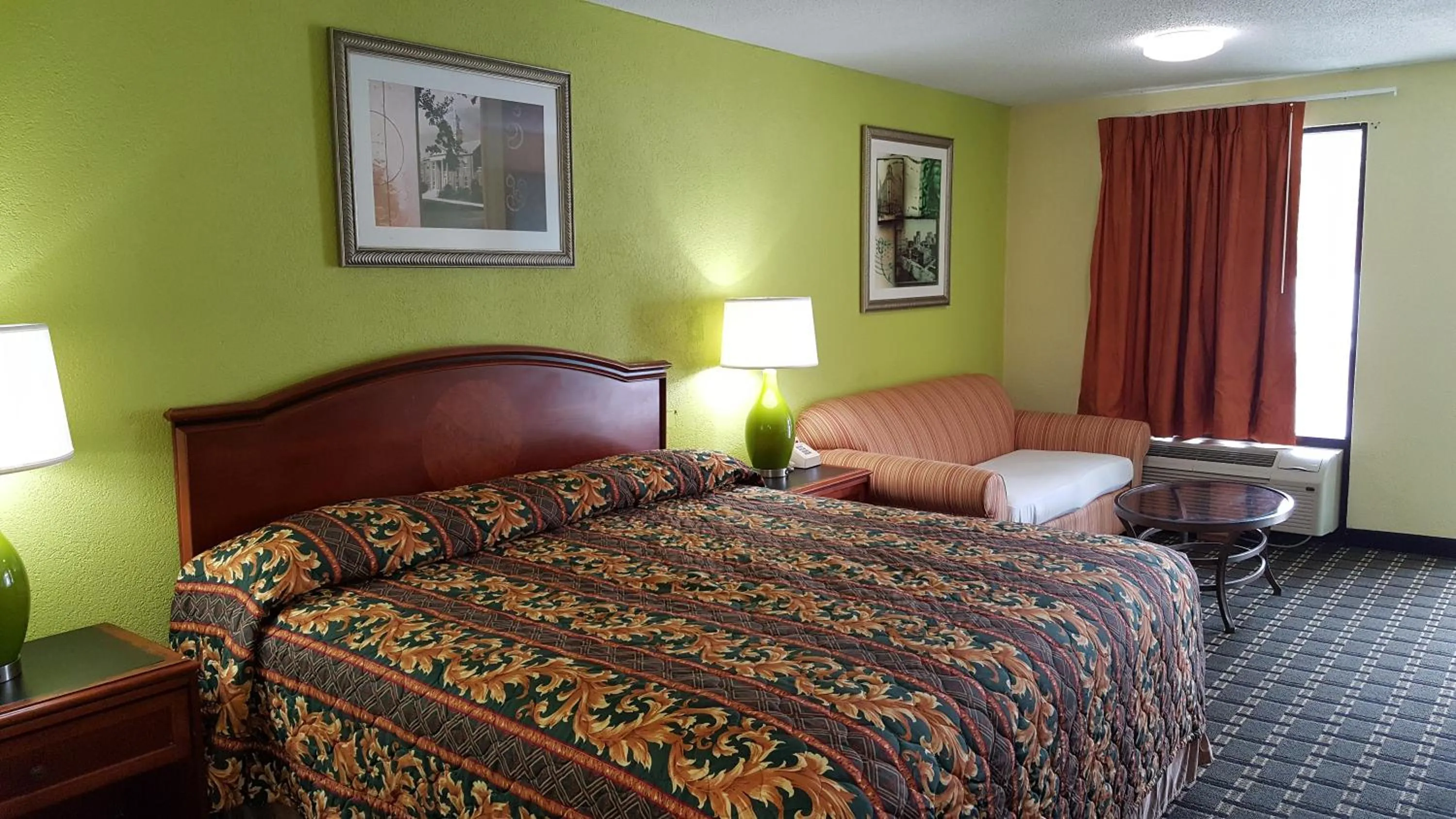 Bed in American Inn Columbia