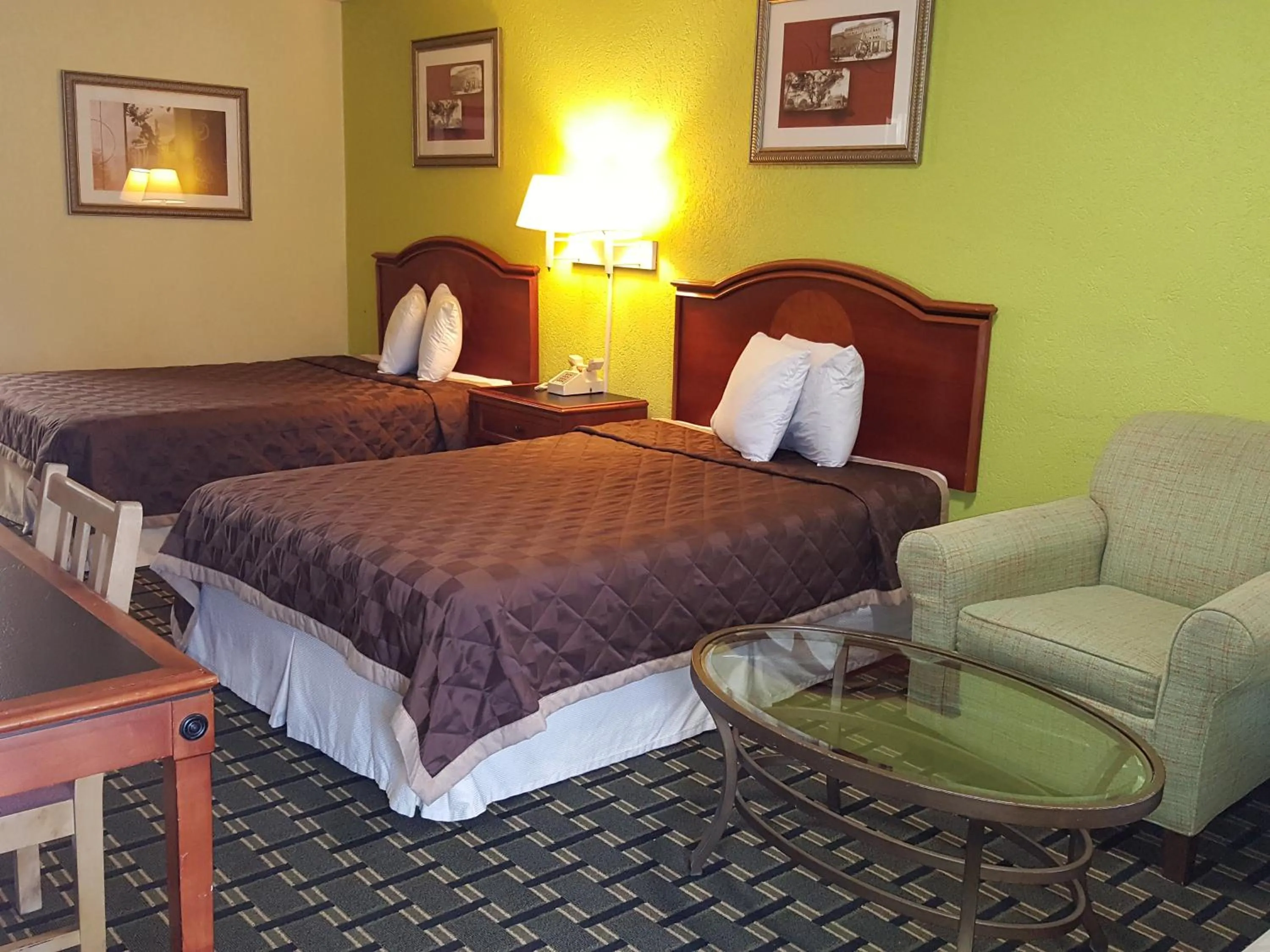 Bed in American Inn Columbia