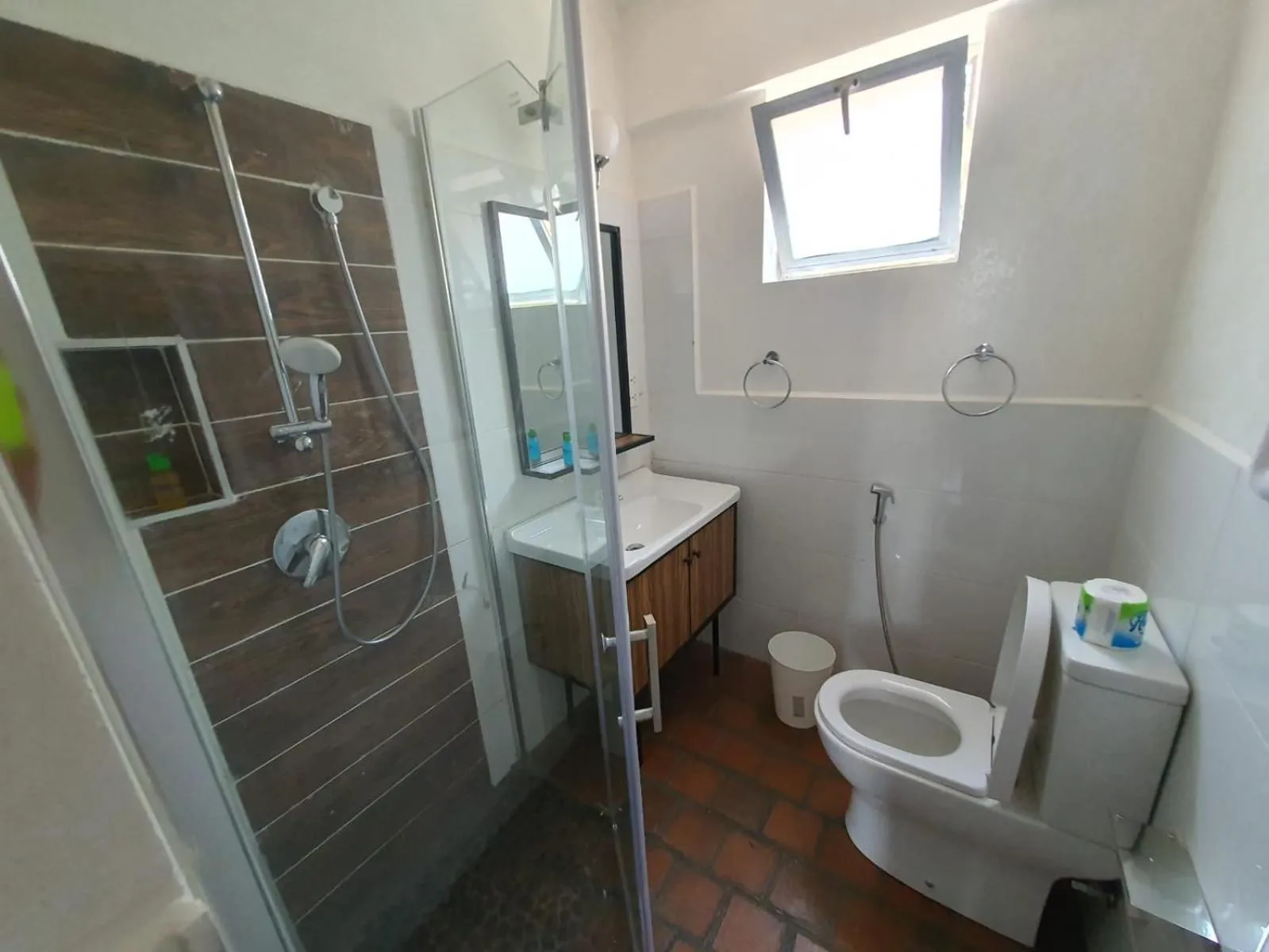 Shower in Woodmere Grand Hotel