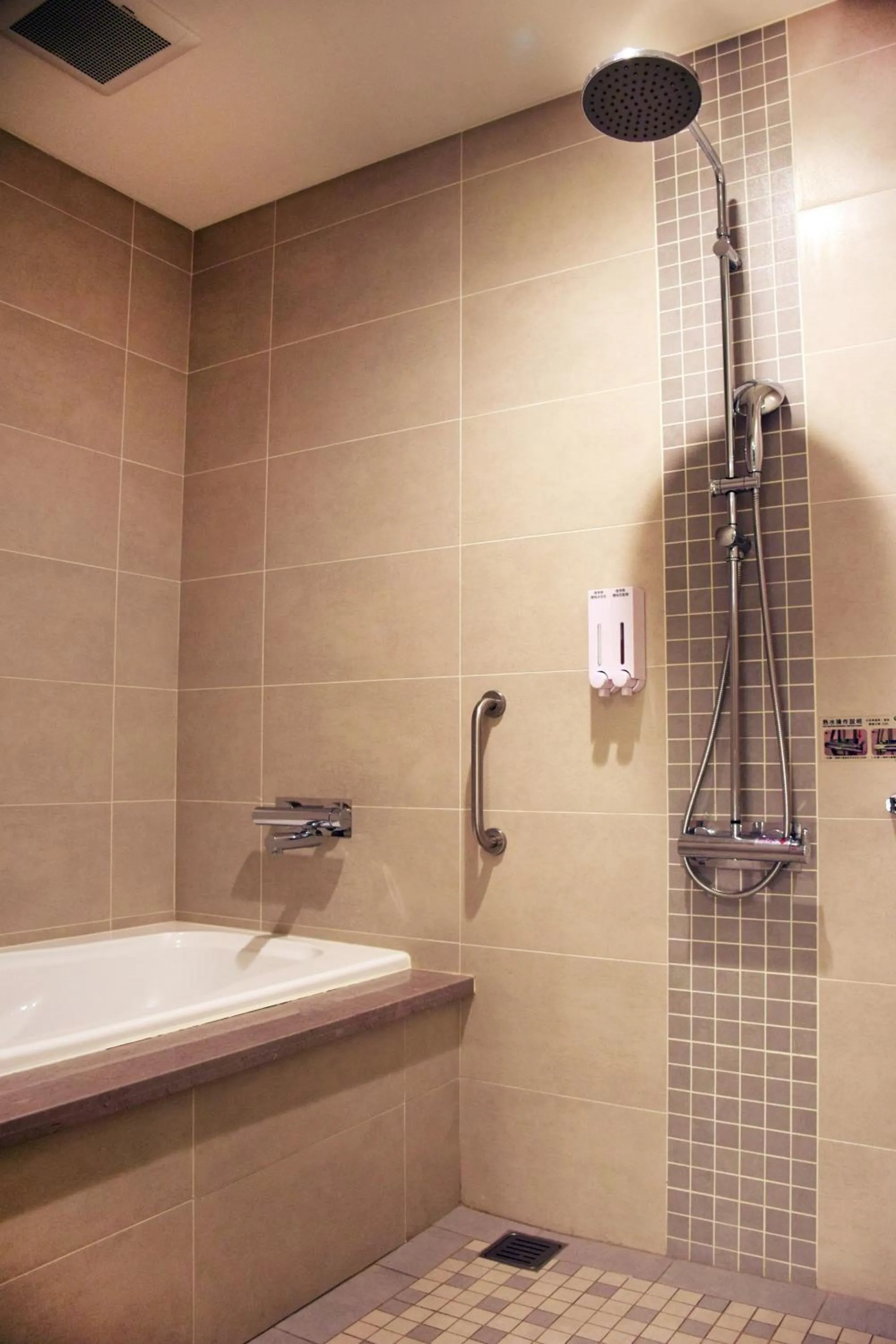 Shower in Golden Tulip Glory Fine Hotel