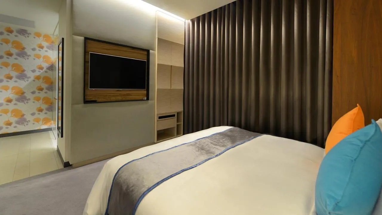 Bedroom, Bed in Golden Tulip Glory Fine Hotel